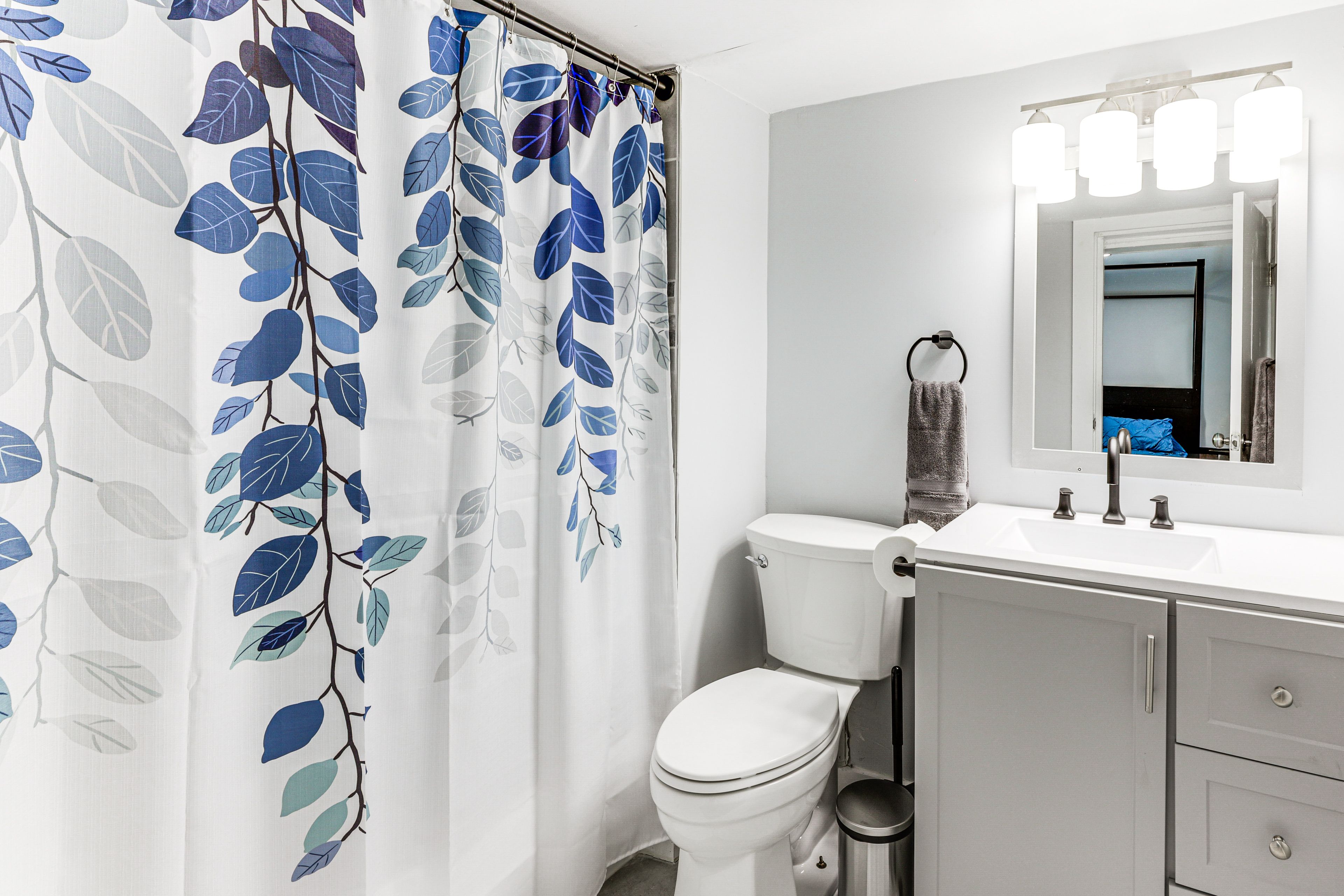 Full Bathroom | 1st Floor | Towels Provided | Complimentary Toiletries