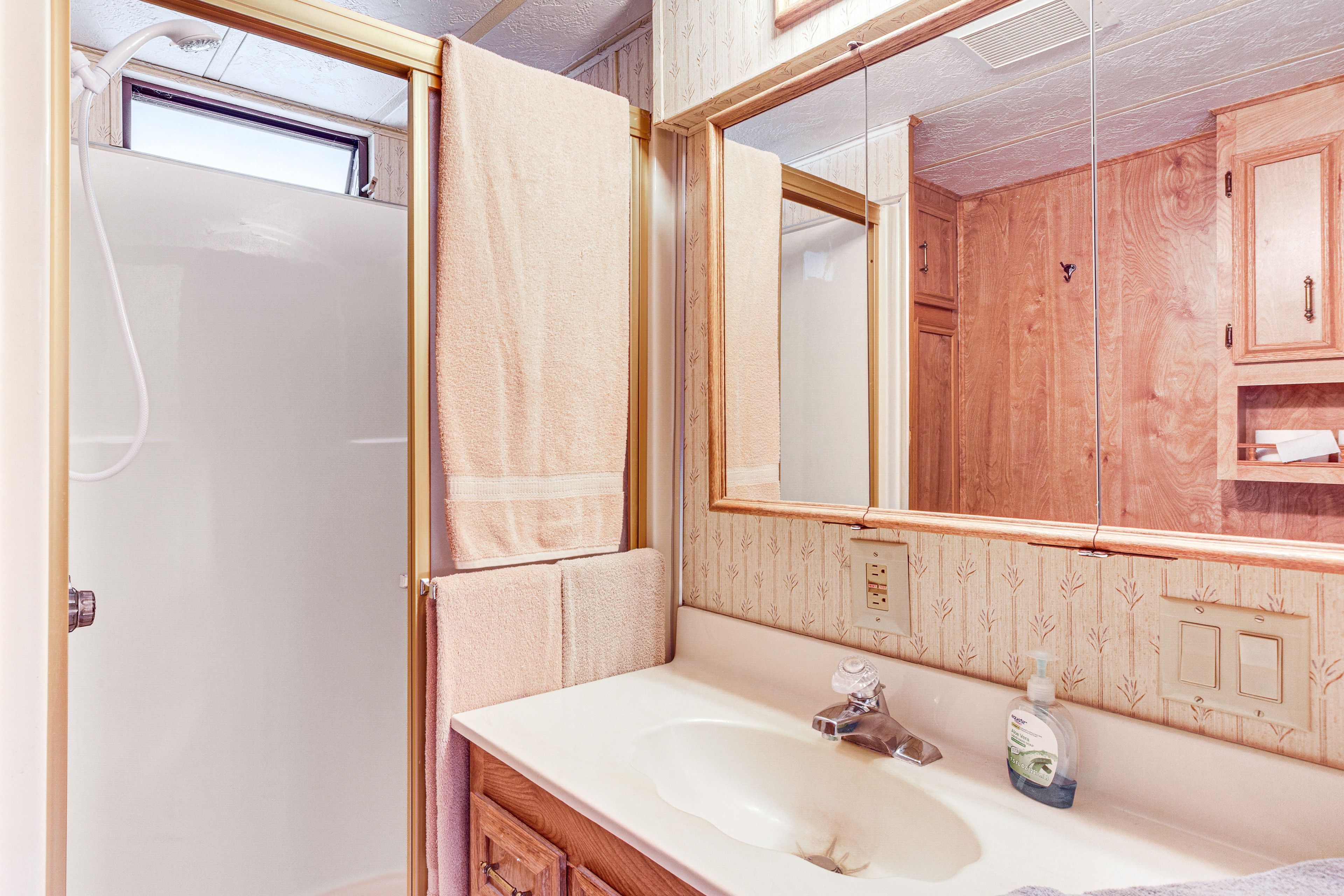 Full Bathroom | Towels & Linens Provided