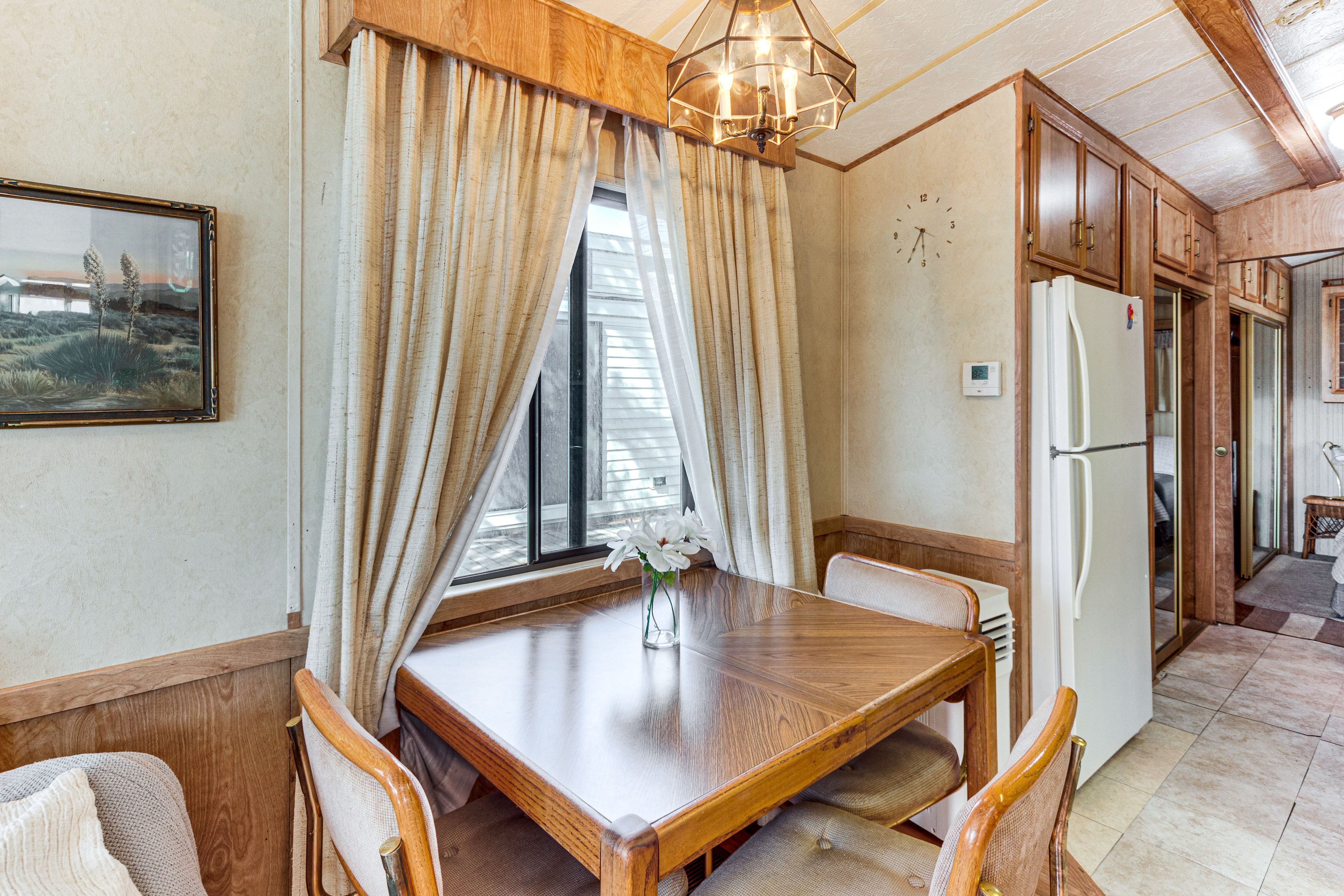 Dining Area | Dishes & Flatware Provided