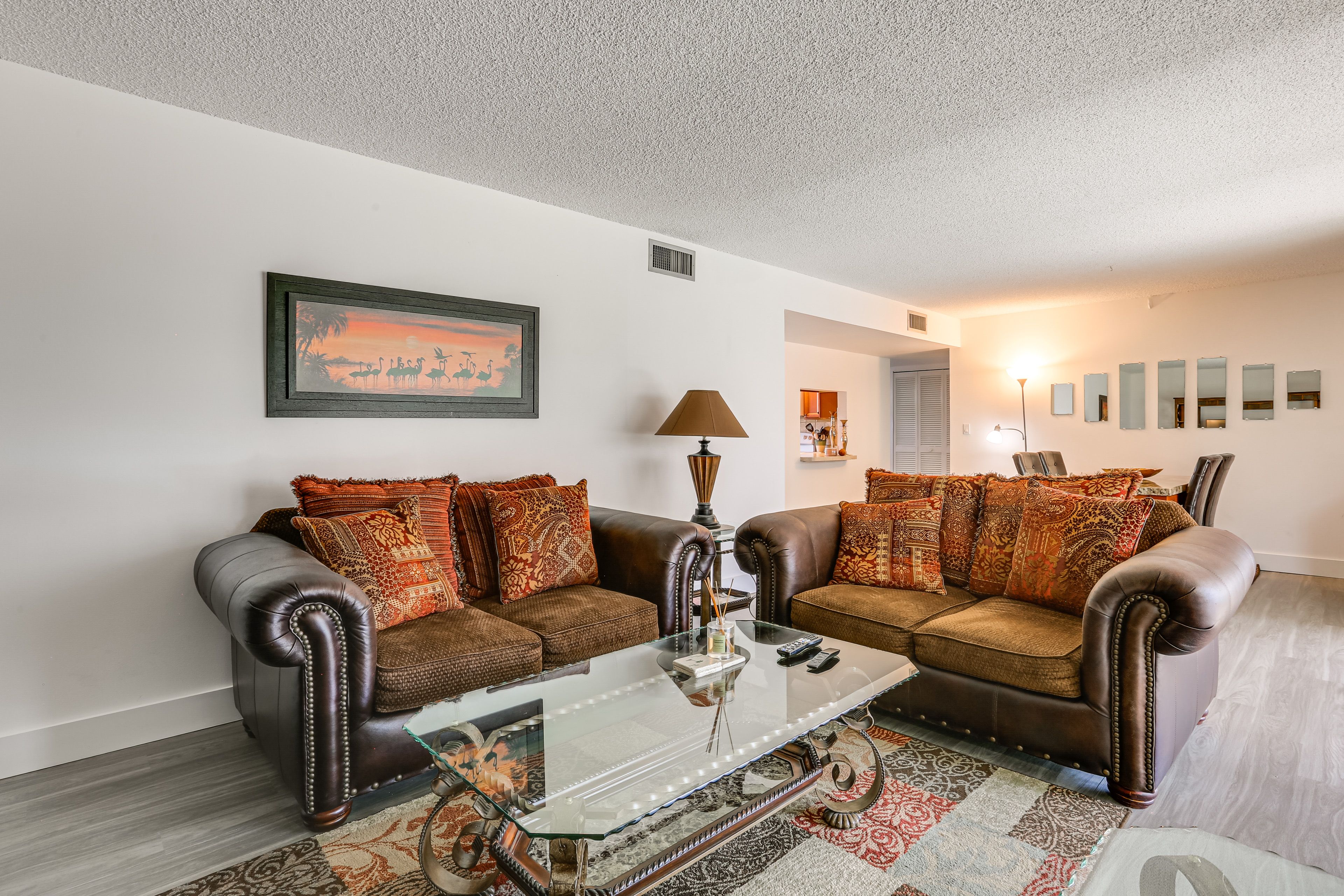 Living Room | Smart TV | Free WiFi | Central Air Conditioning/Heat