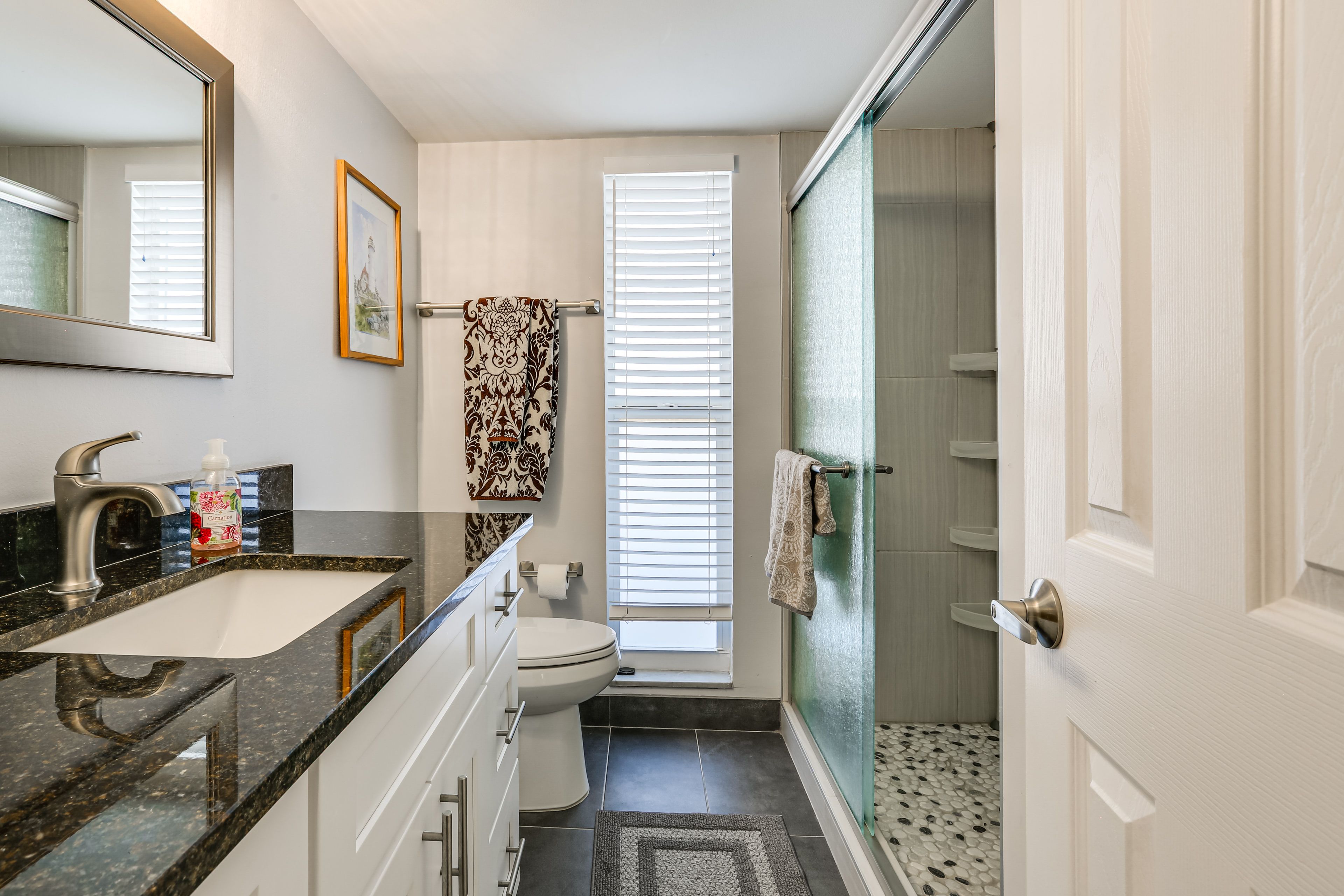 Full Bathroom | Towels Provided
