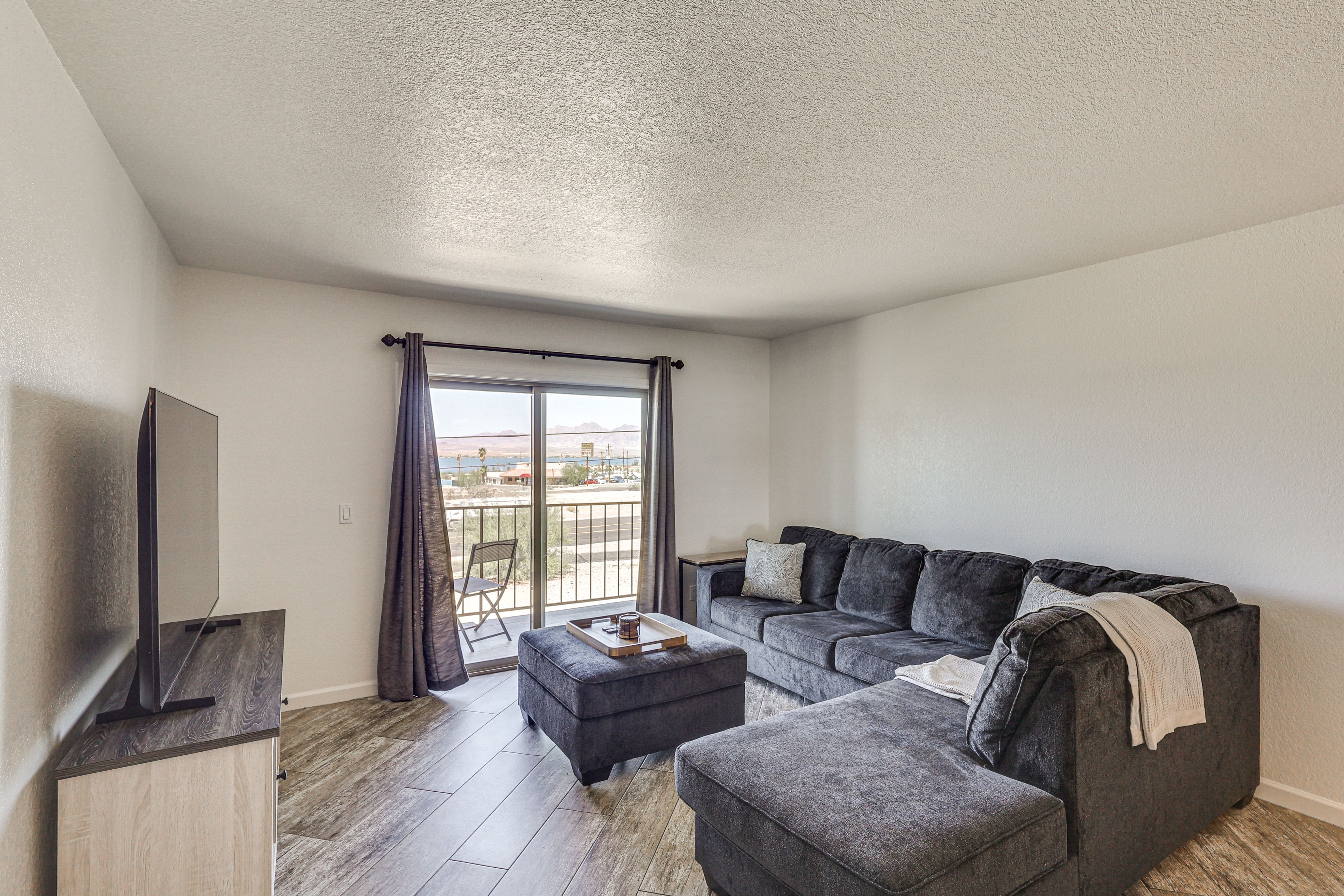 Living Room | Queen Sleeper Sofa | Free WiFi | Smart TV