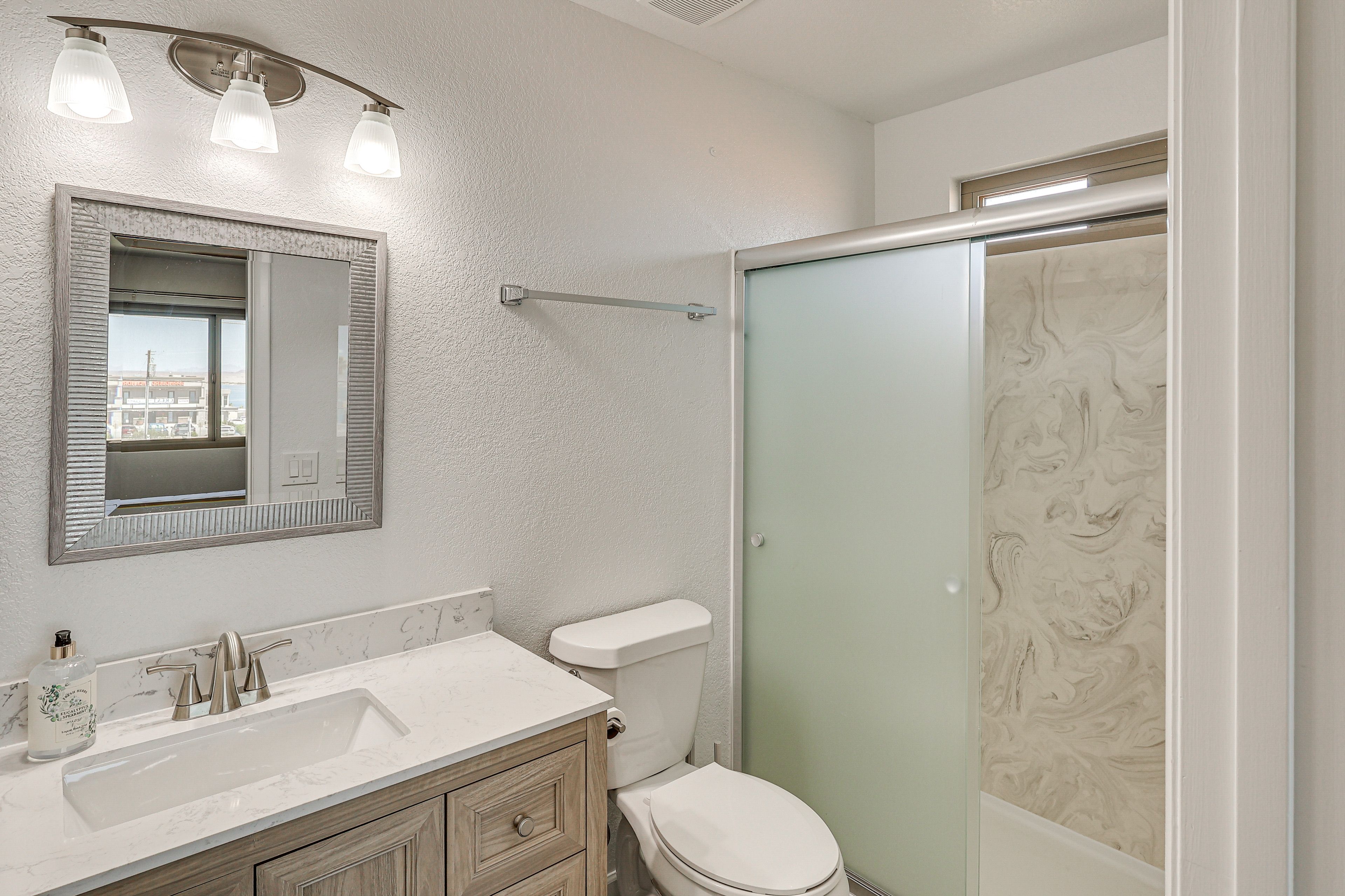 Full Bathroom | Towels Provided