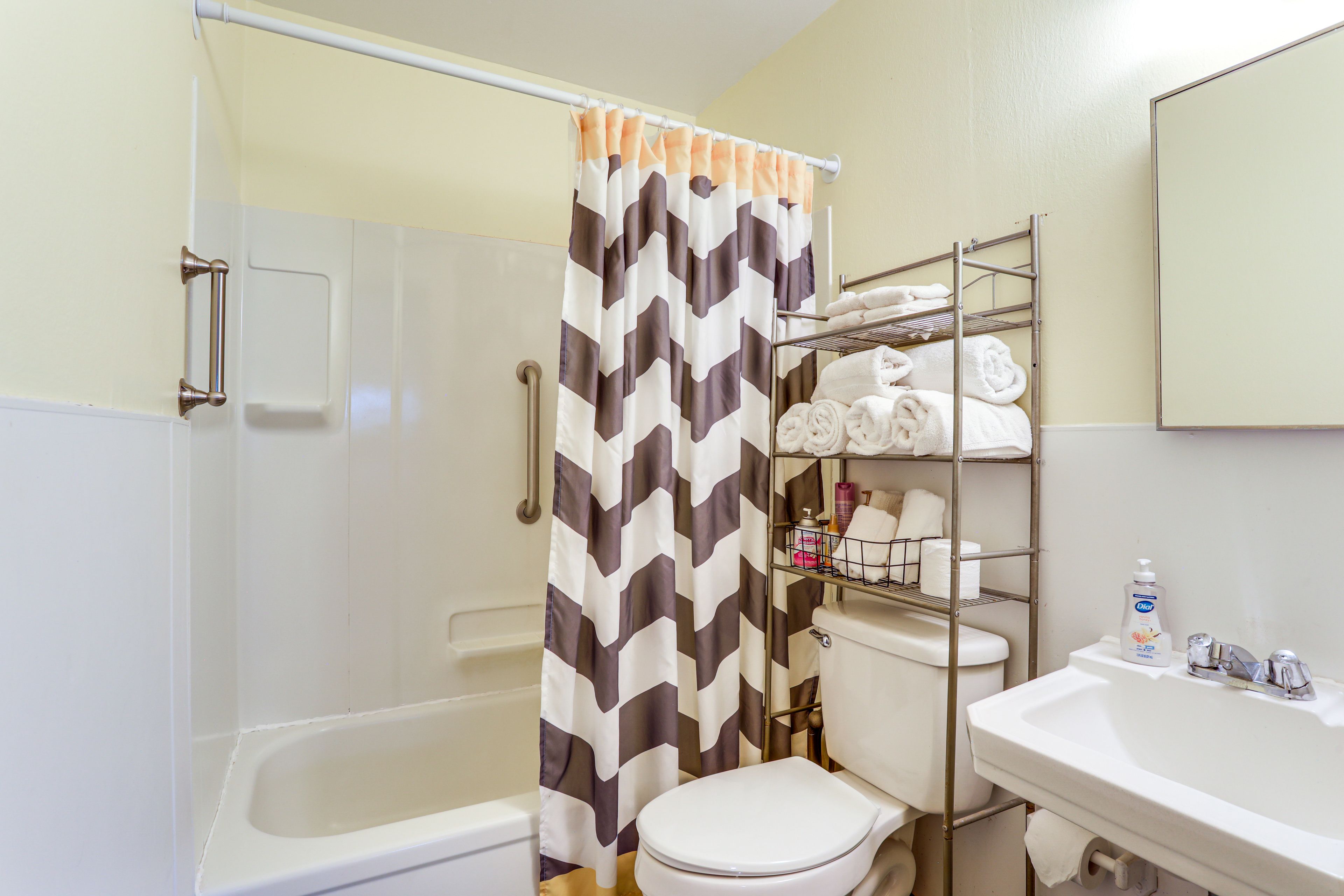 Full Bathroom | Towels Provided | Complimentary Toiletries