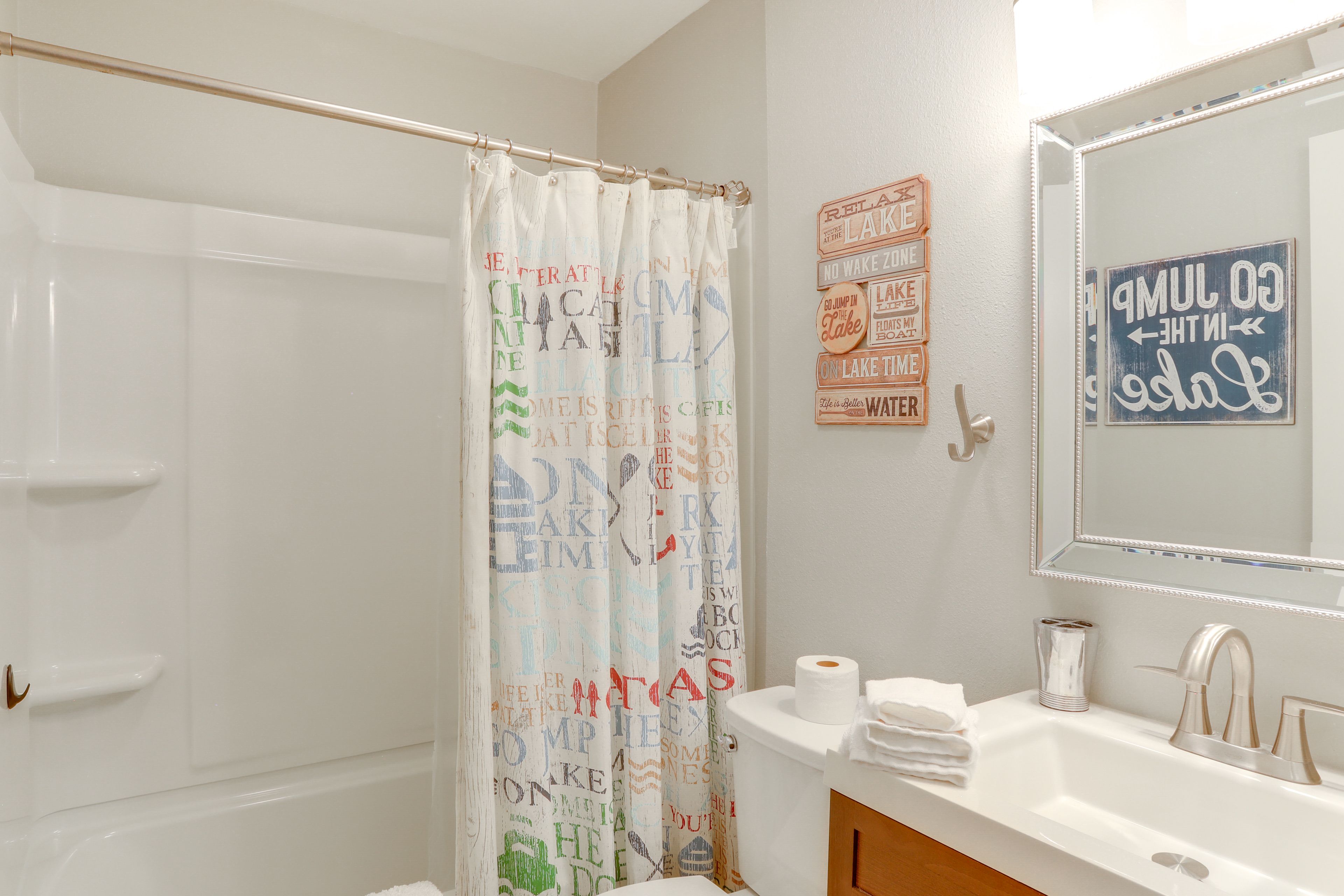 Full Bathroom | Towels Provided