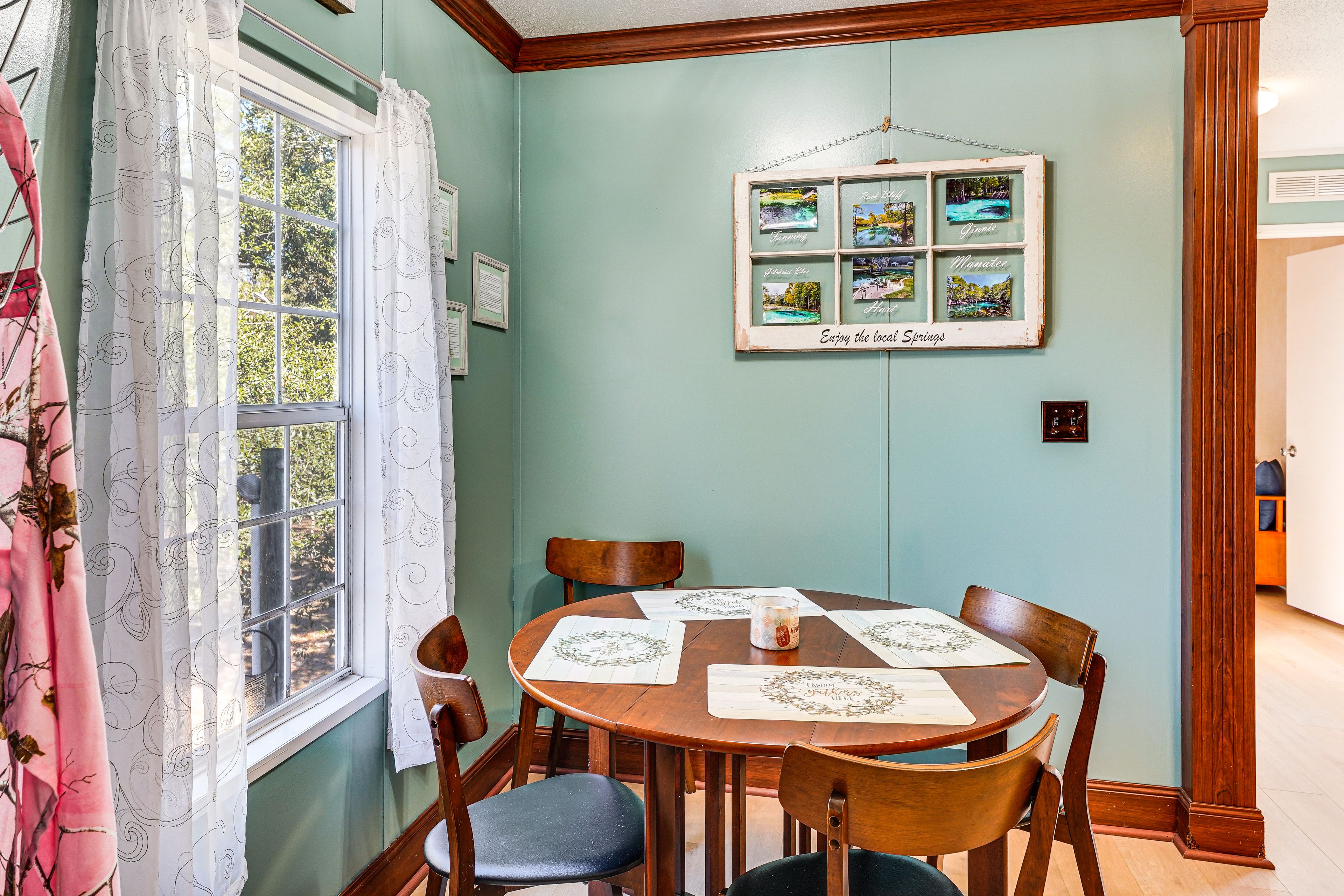 Dining Area | Dishware/Flatware Provided