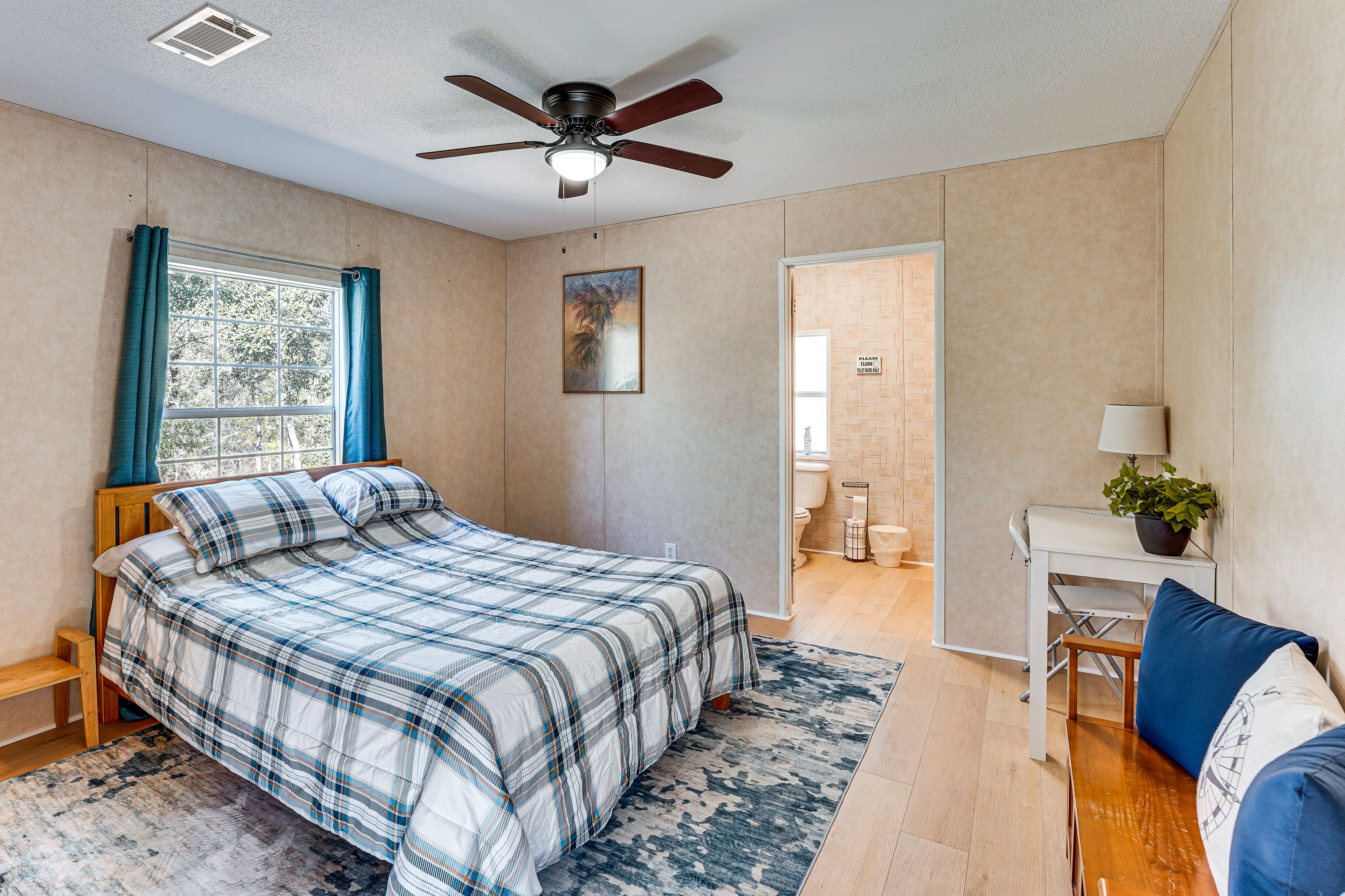 Bedroom 1 | Queen Bed