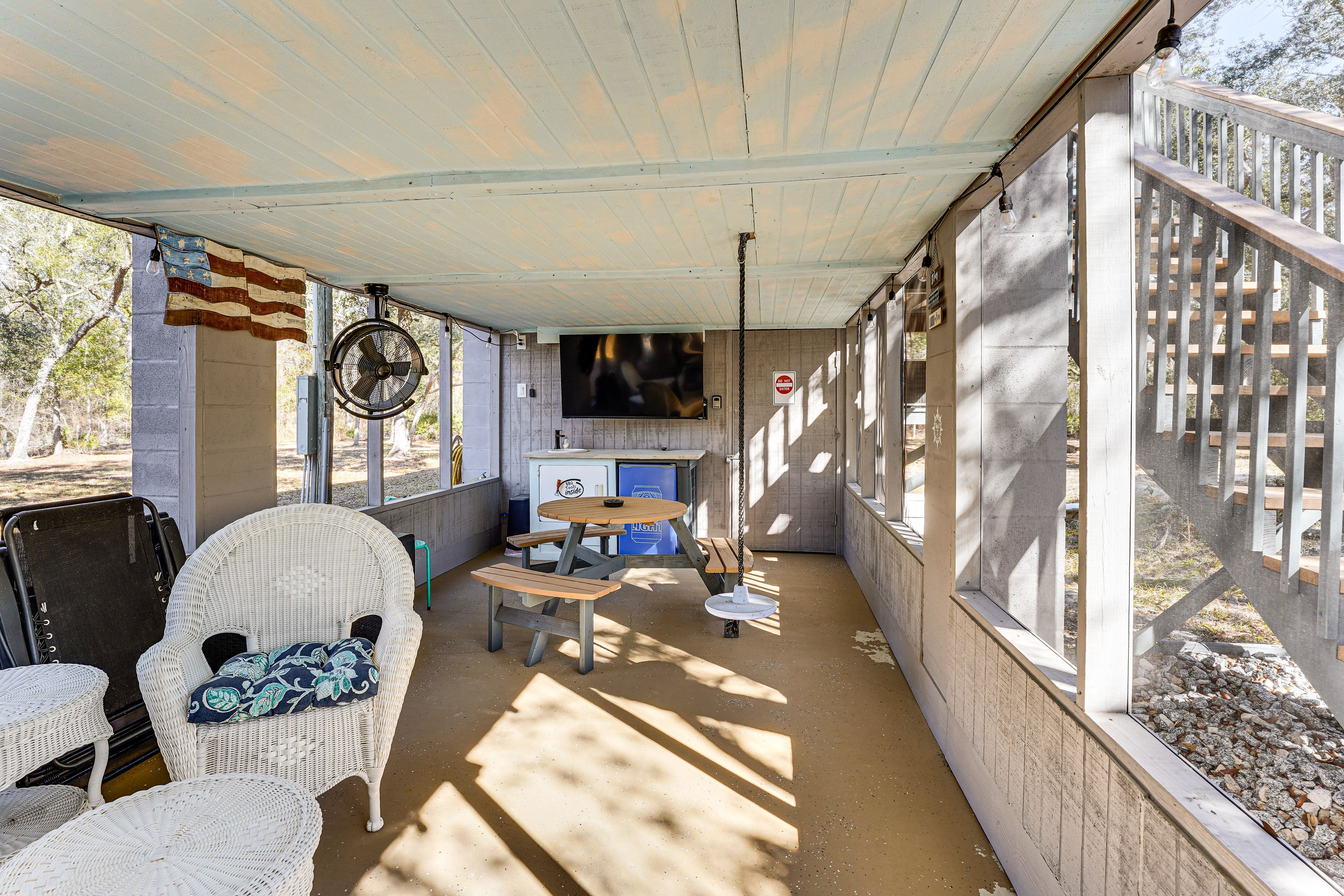 Florida Room | Flat-Screen TV | Mini Fridge | Table | Lounge Seating