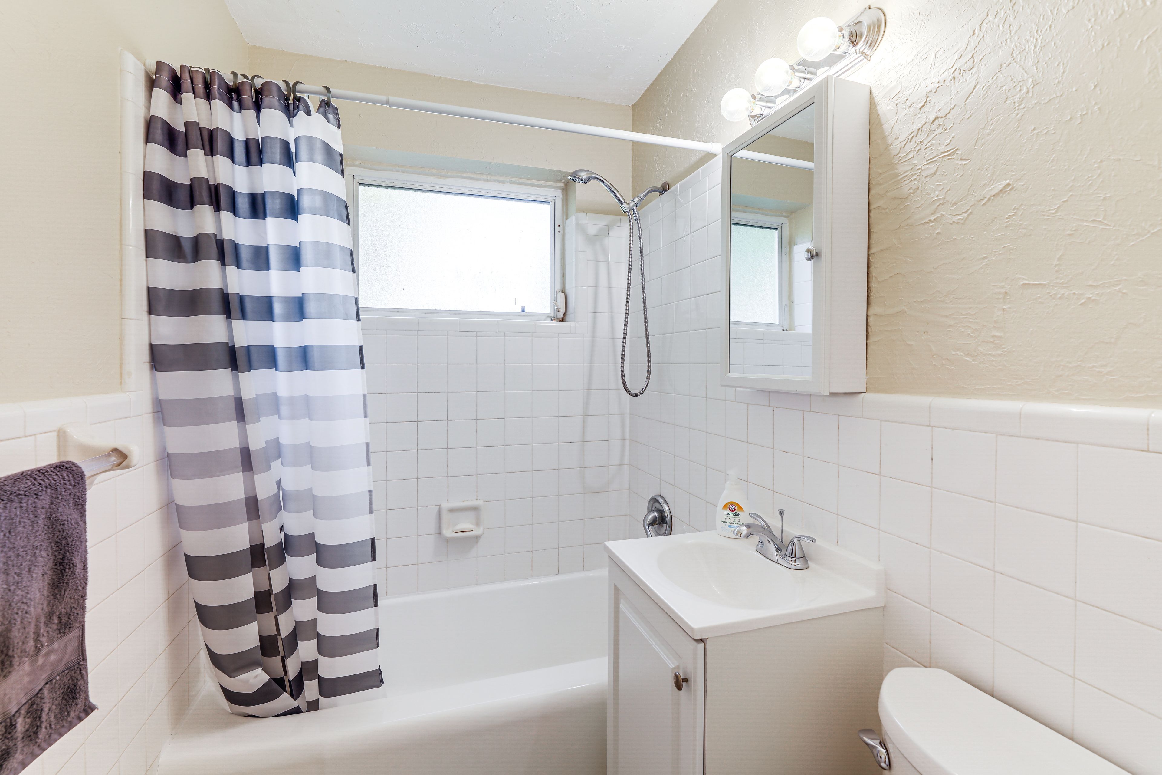Full Bathroom | Complimentary Toiletries | Hair Dryer