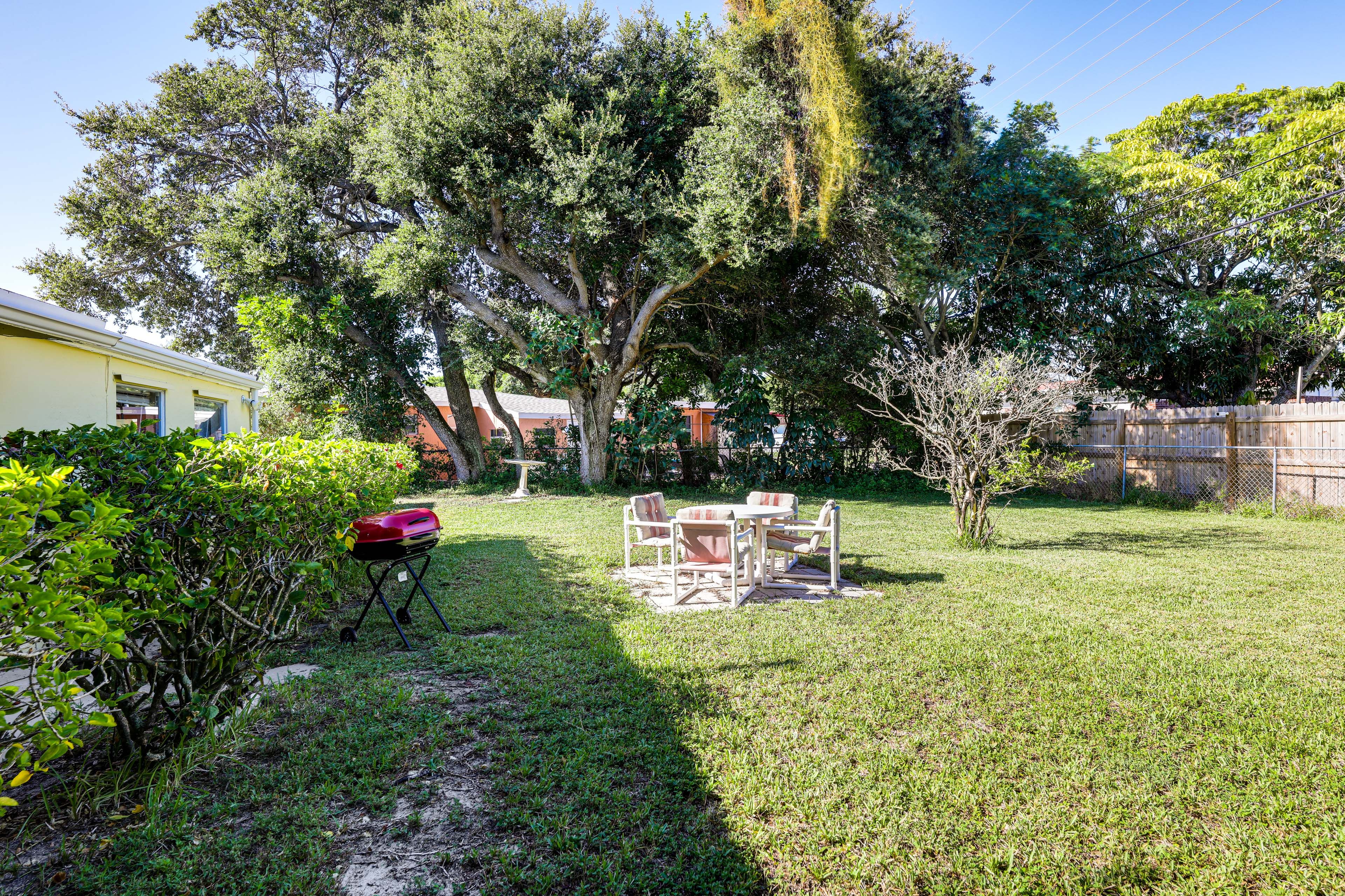 Fenced Backyard | Outdoor Dining | 2 Mi to Manatee Lagoon