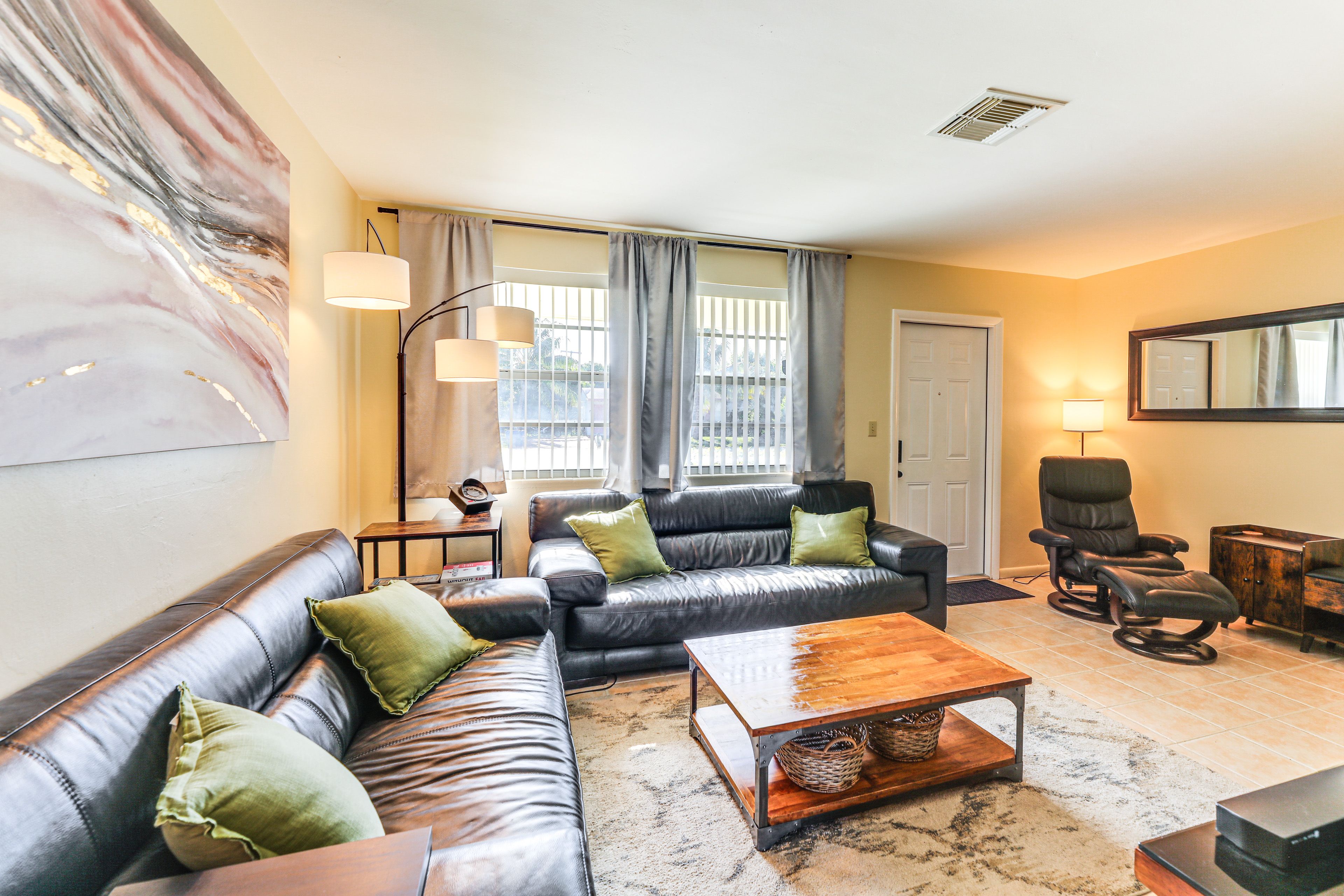 Living Room | Smart TV | Free WiFi | Board Games
