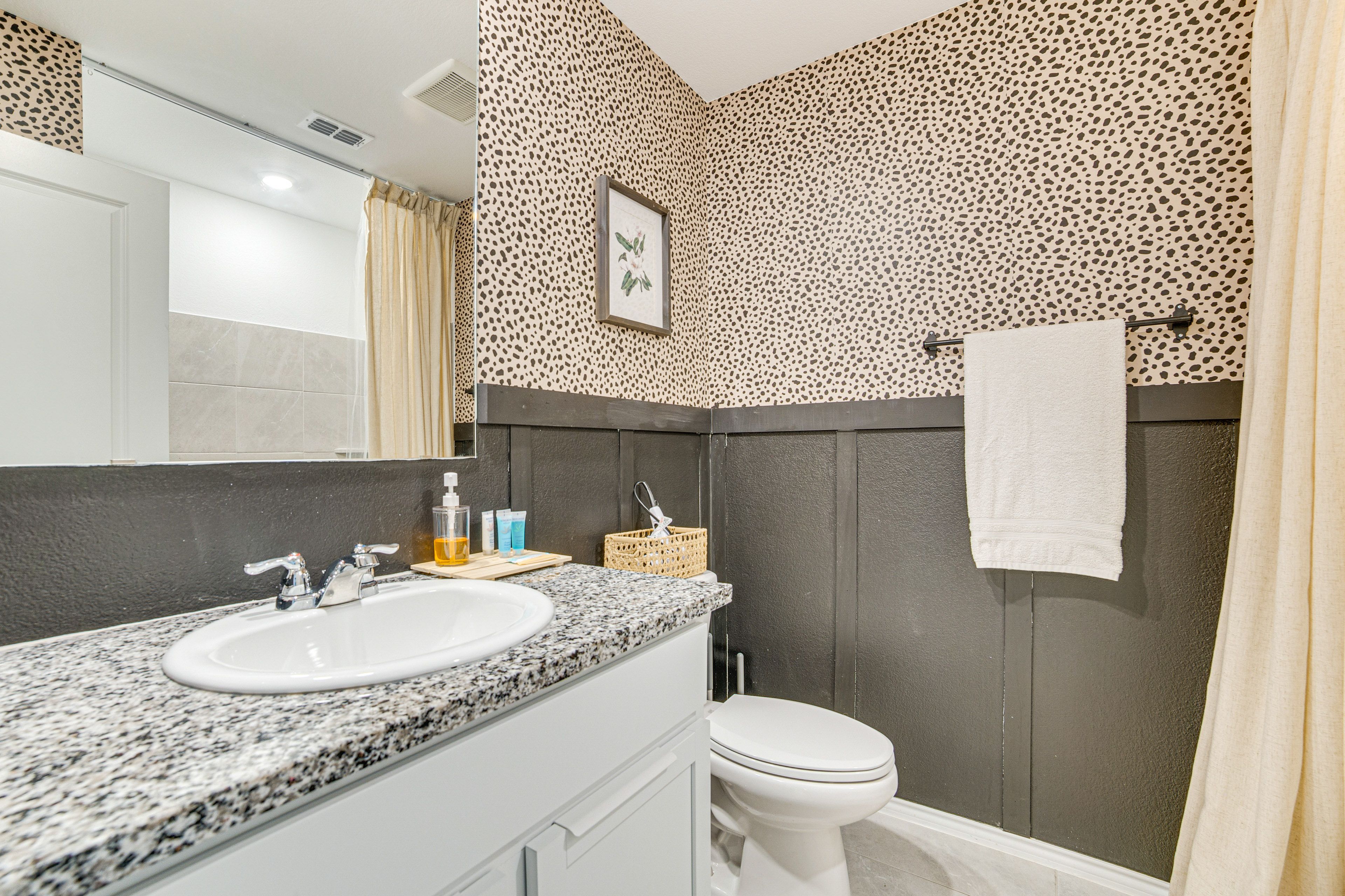 Full Bathroom | Complimentary Toiletries | Hair Dryer