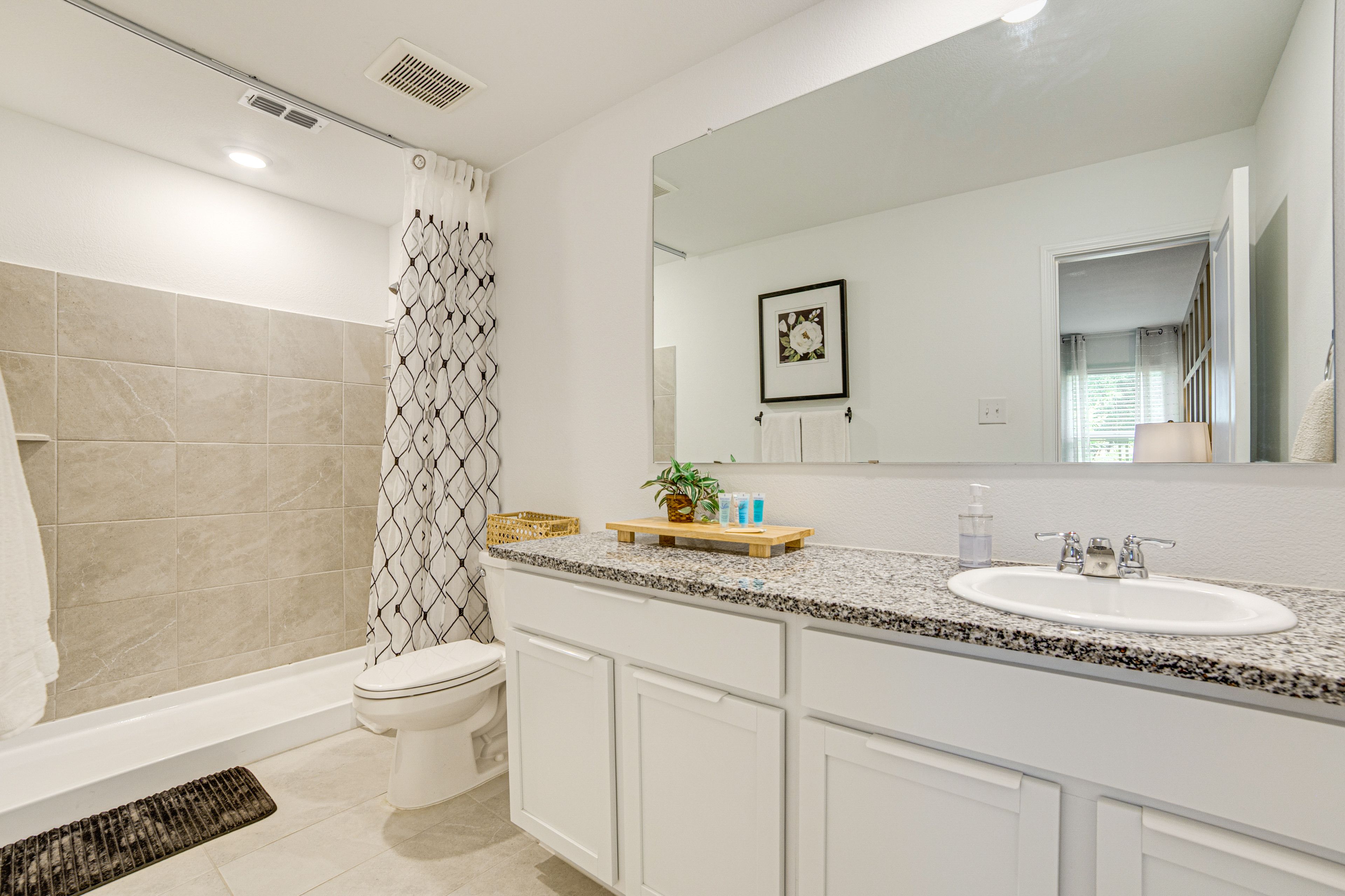 Full Bathroom | Towels Provided