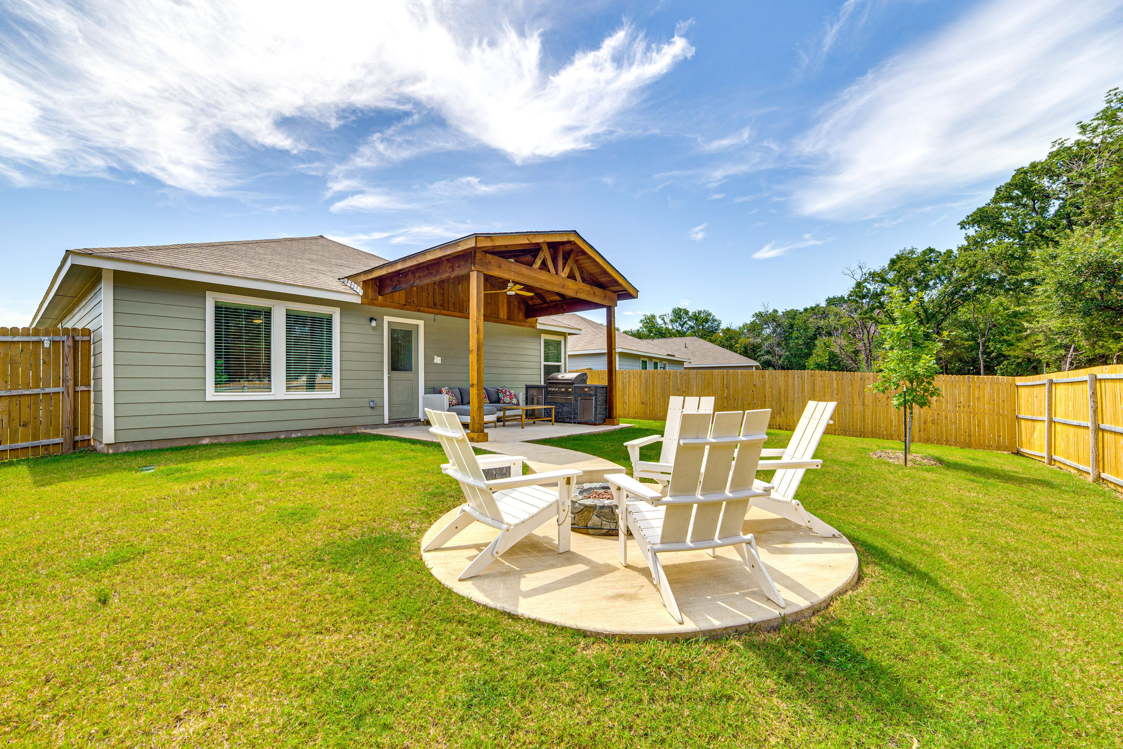 Fenced Yard | Gas Fire Pit