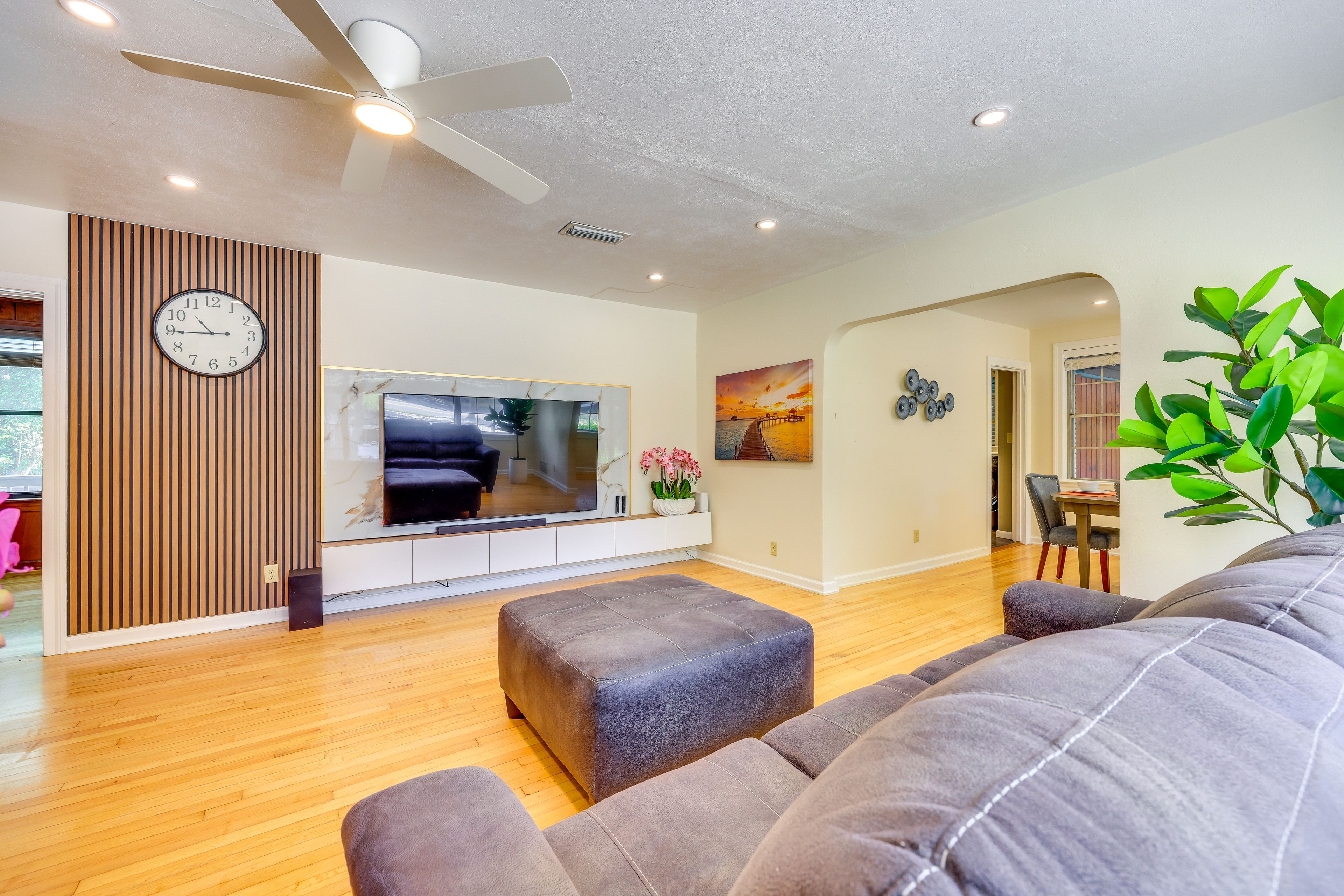 Living Room | Free WiFi | Smart TV | Central A/C & Heating