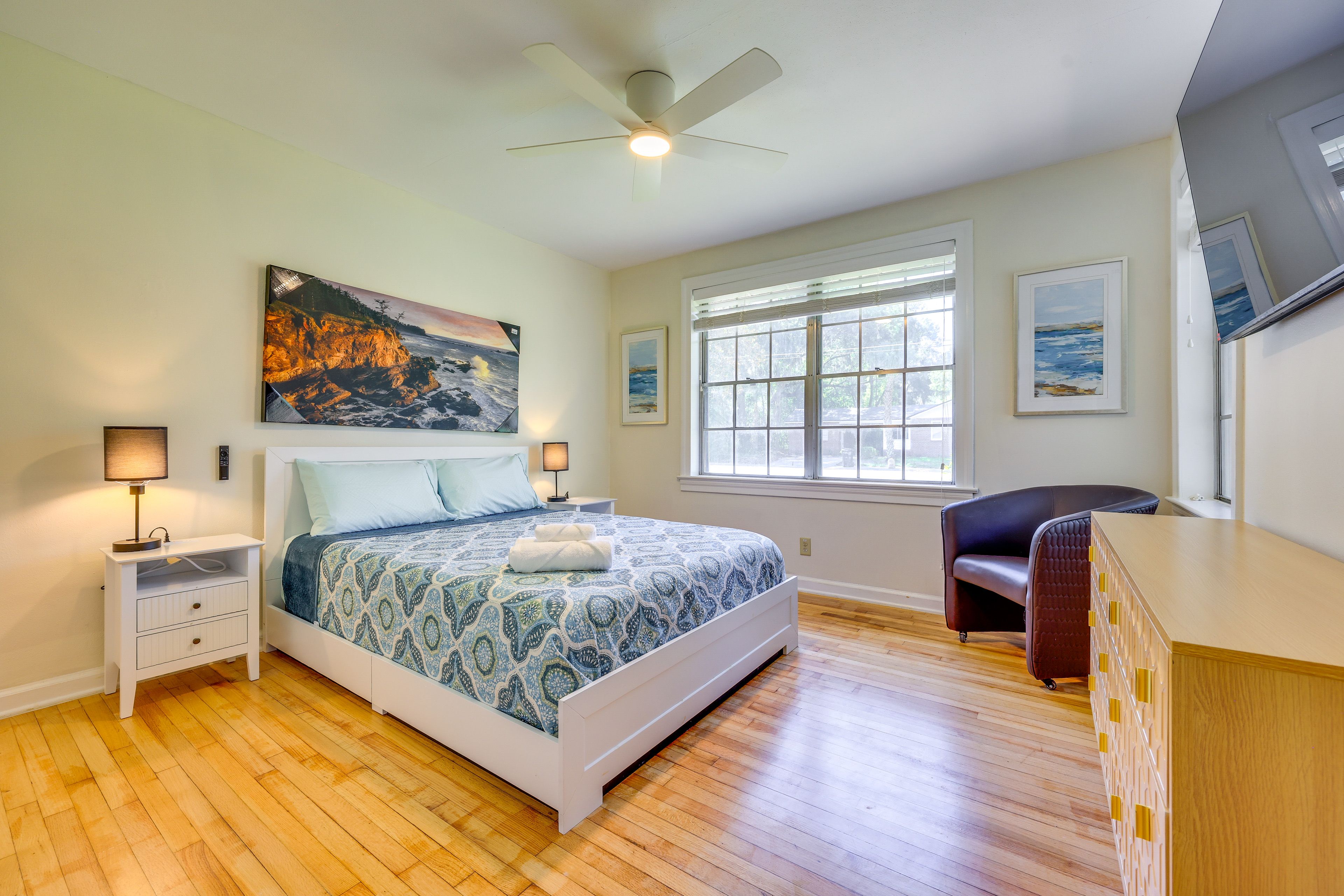 Bedroom 2 | Queen Bed | Smart TV