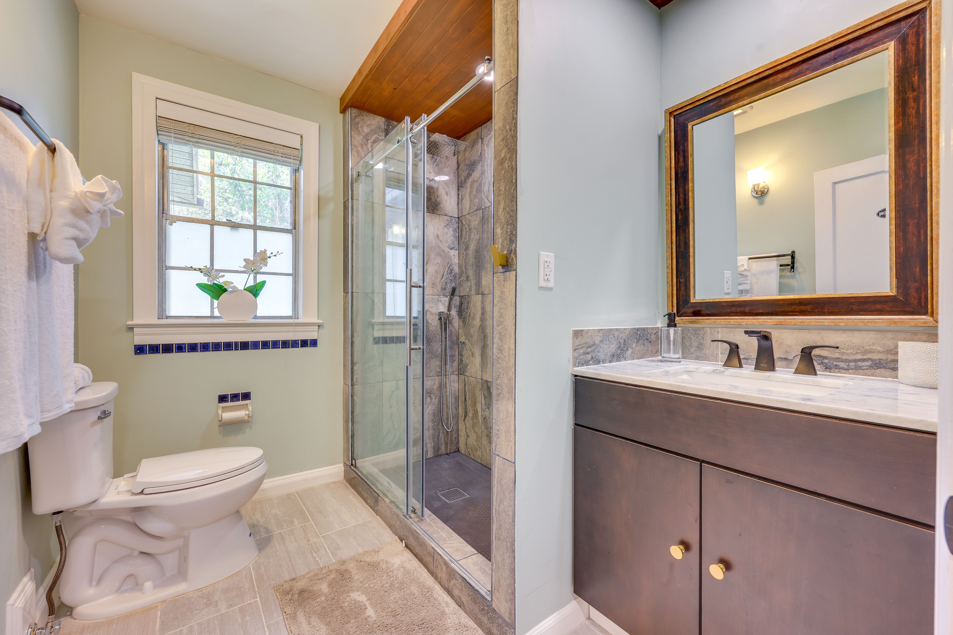 Full Bathroom | Complimentary Toiletries