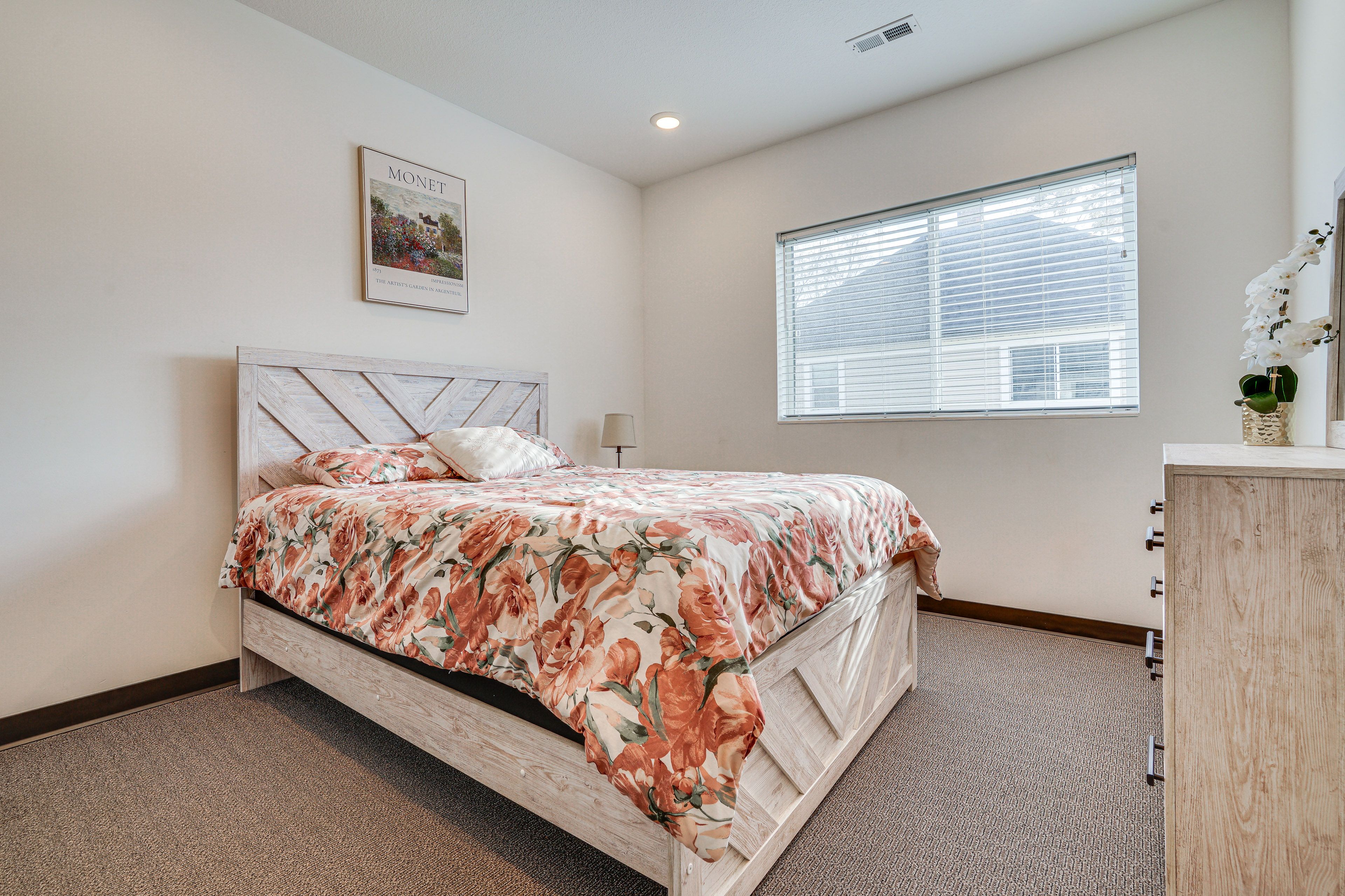 Bedroom 1 | Queen Bed