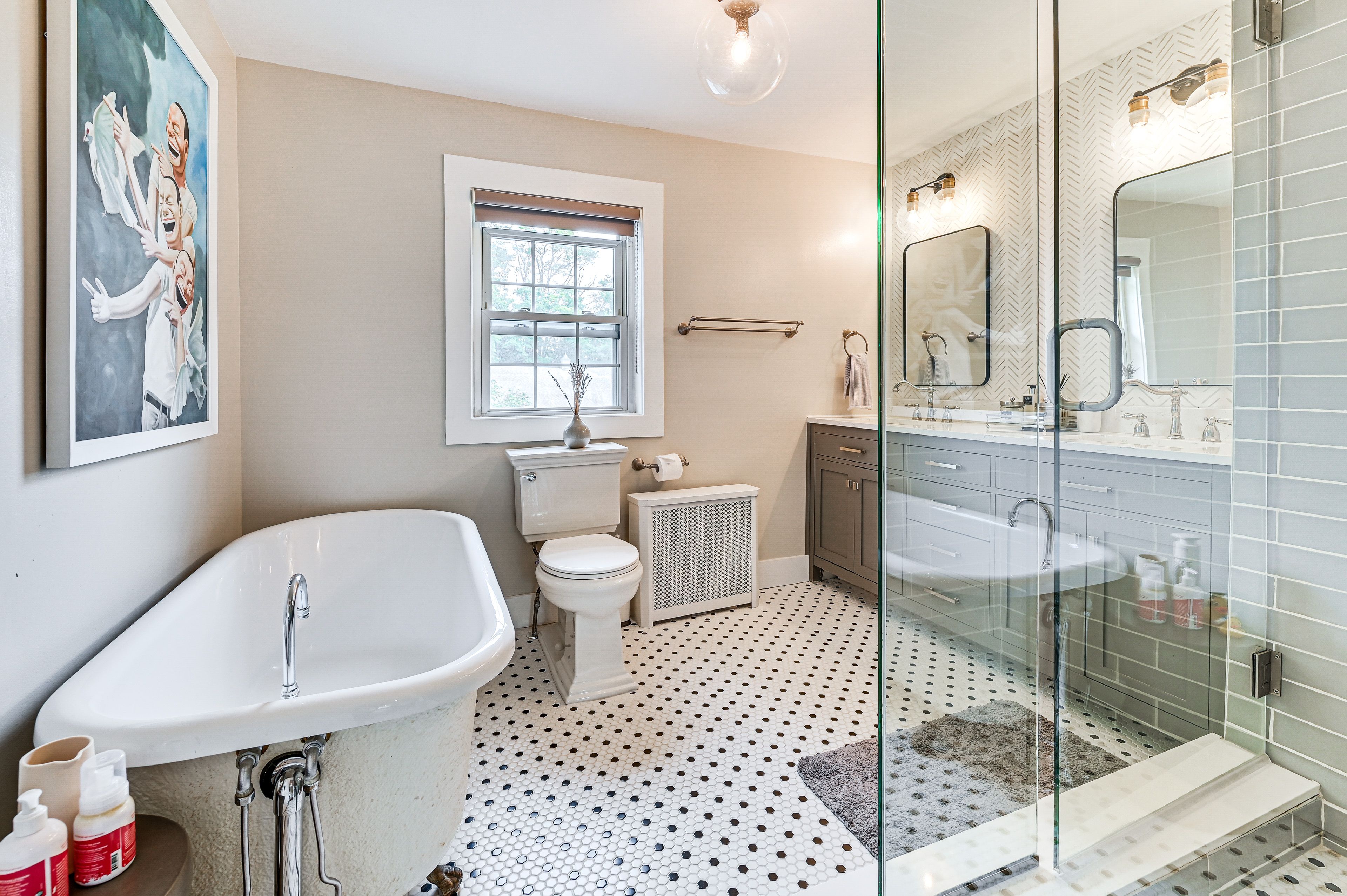 Full Bathroom | 2nd Floor | Complimentary Toiletries