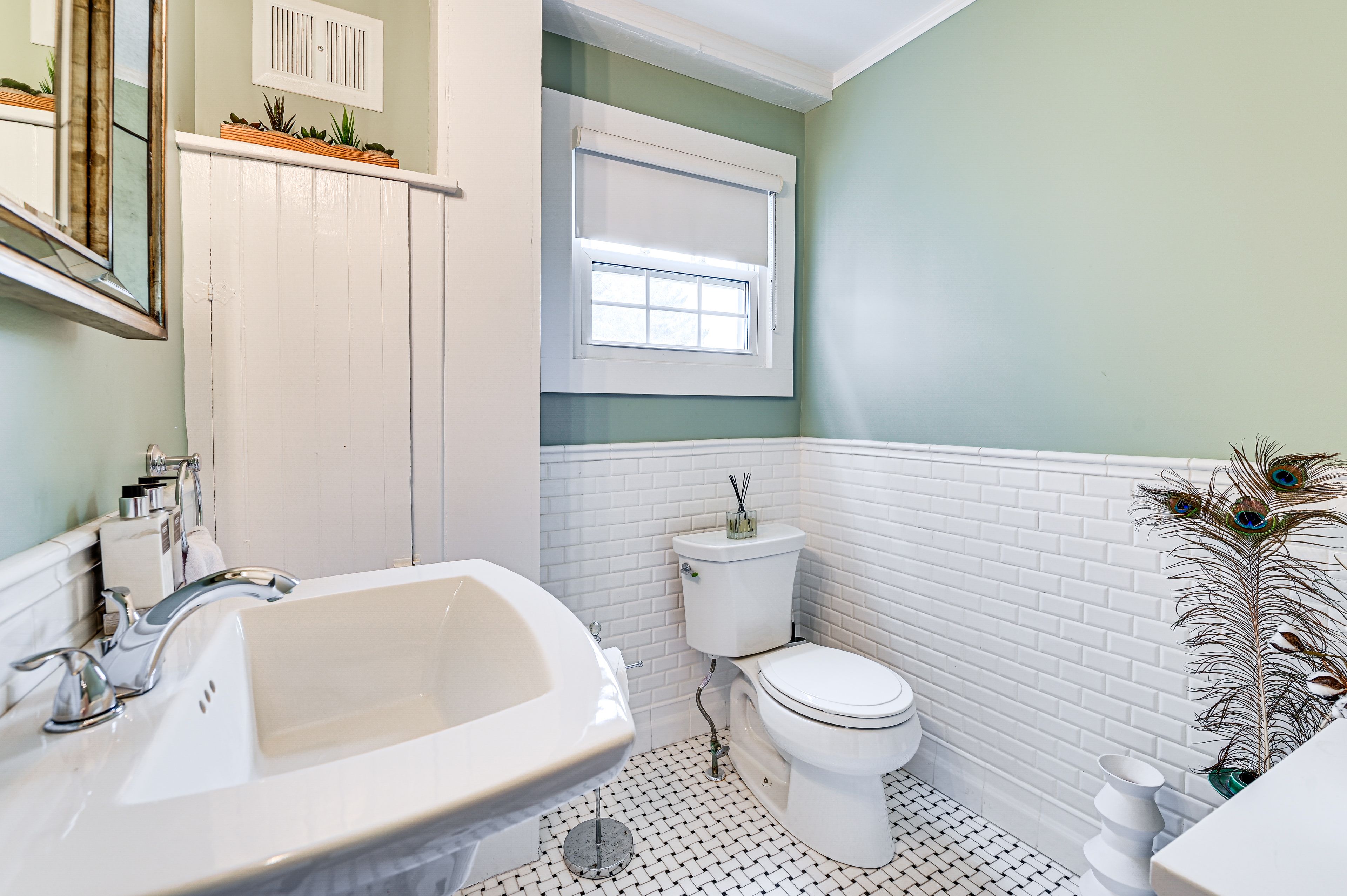 Half Bathroom | 1st Floor | Towels Provided