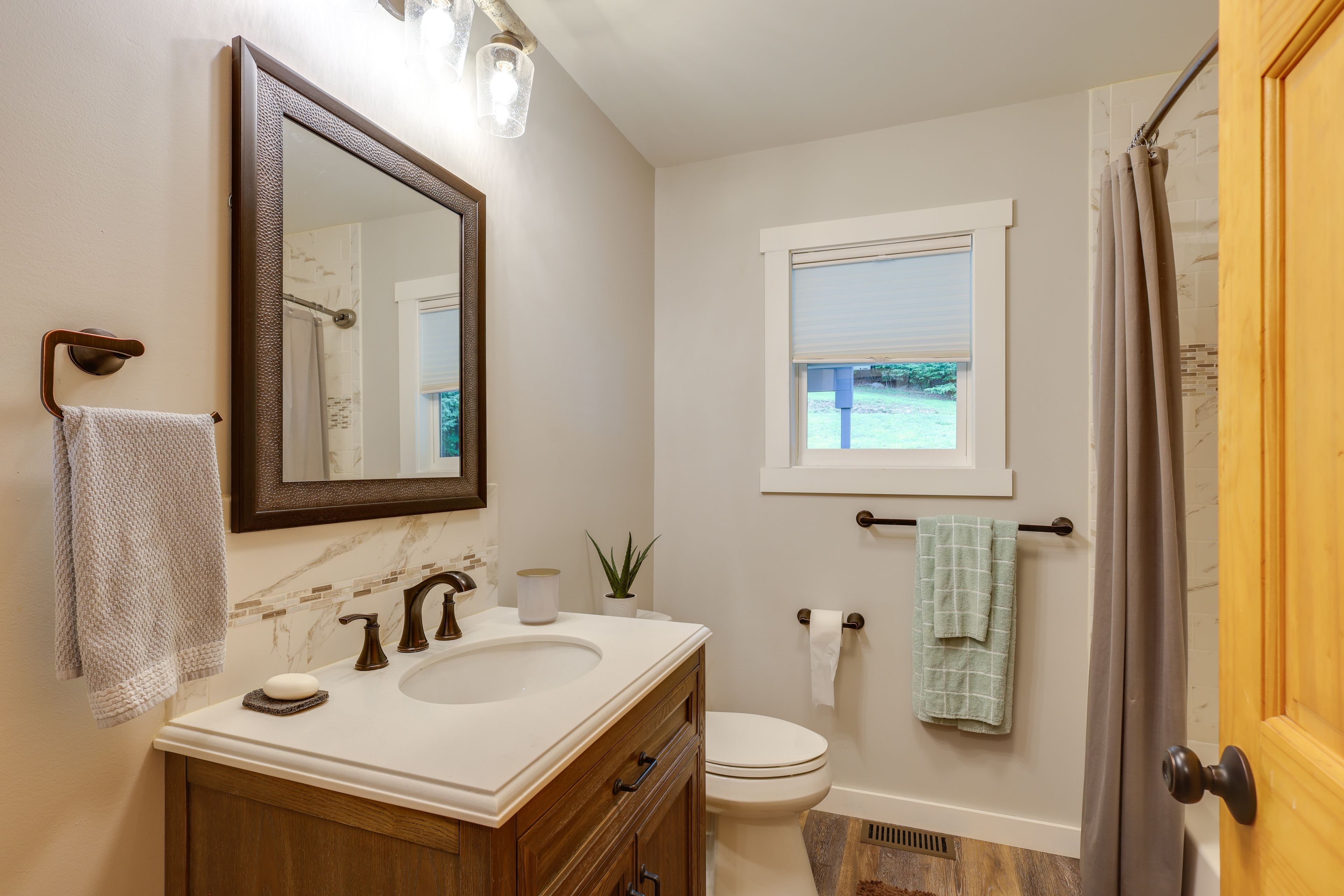 Full Bathroom | Complimentary Toiletries | Hair Dryer