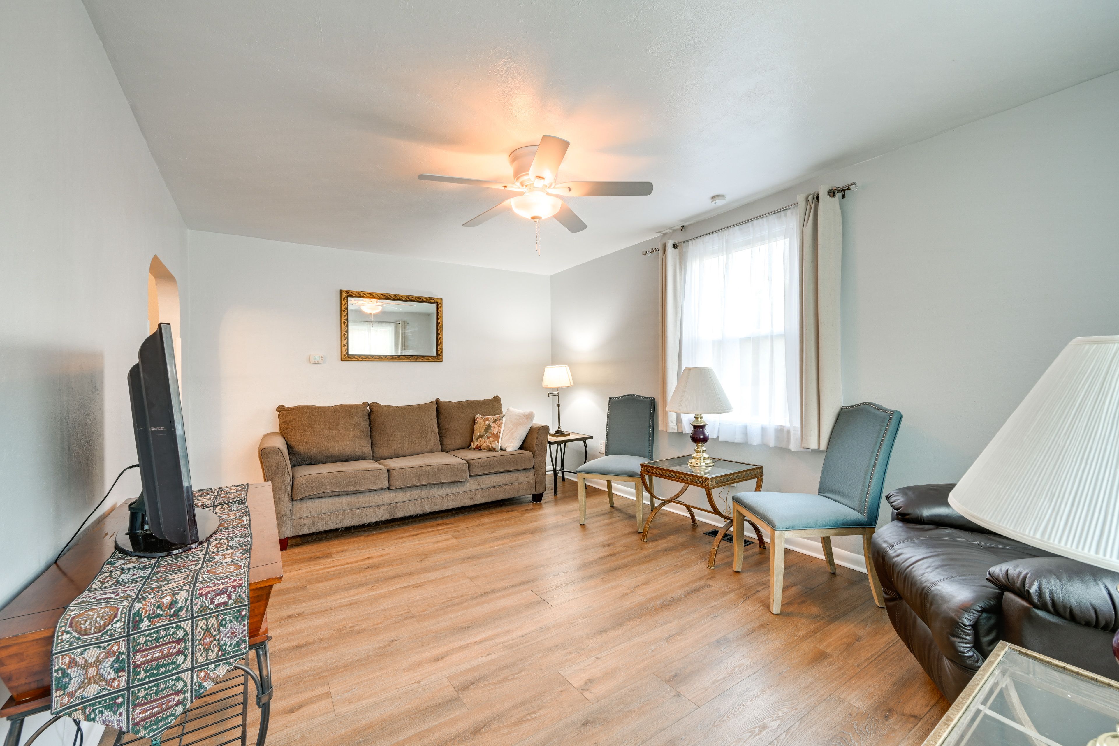 Living Room | Free WiFi | Smart TV | Central A/C