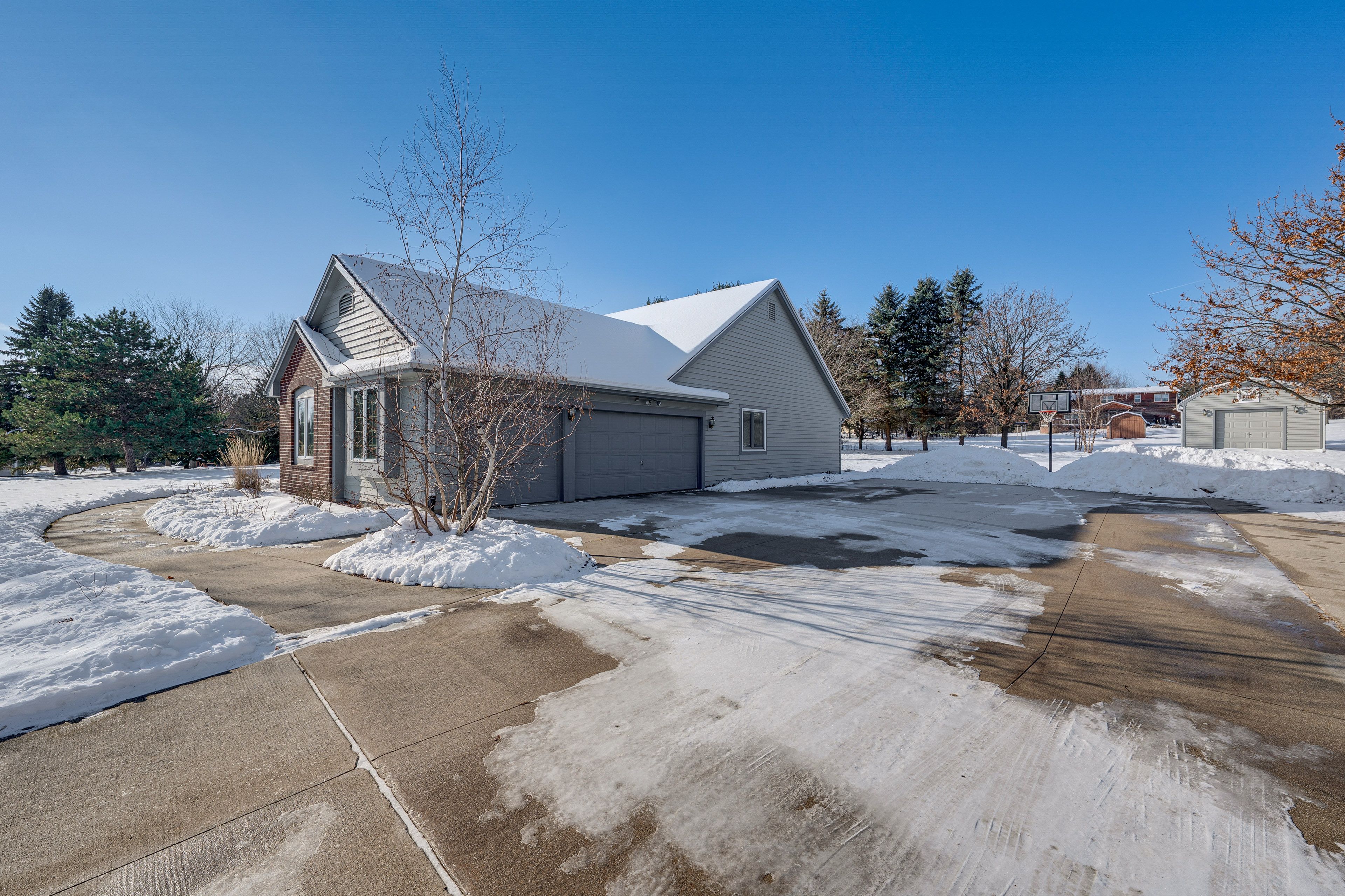 Parking | Garage (2 Vehicles) | Driveway (2 Vehicles)