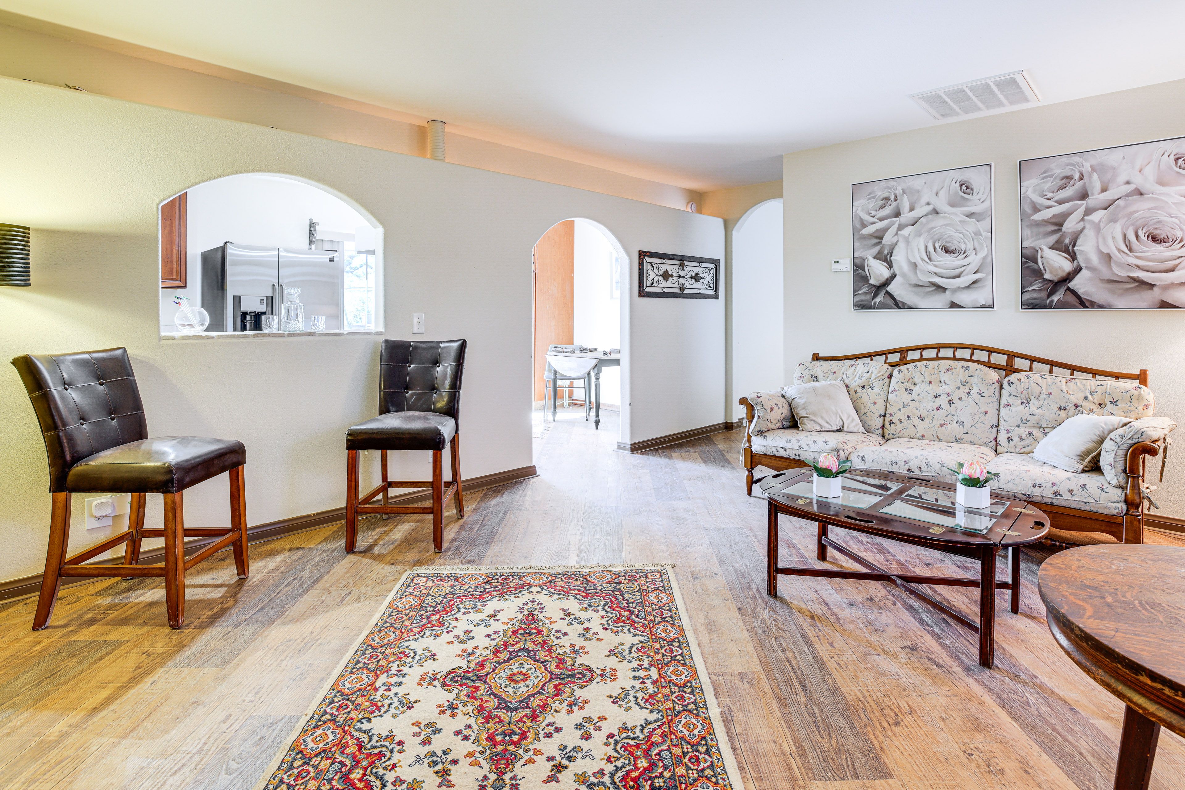 Living Room | Sleeper Sofa | Free WiFi | Smart TV | Single-Story Unit