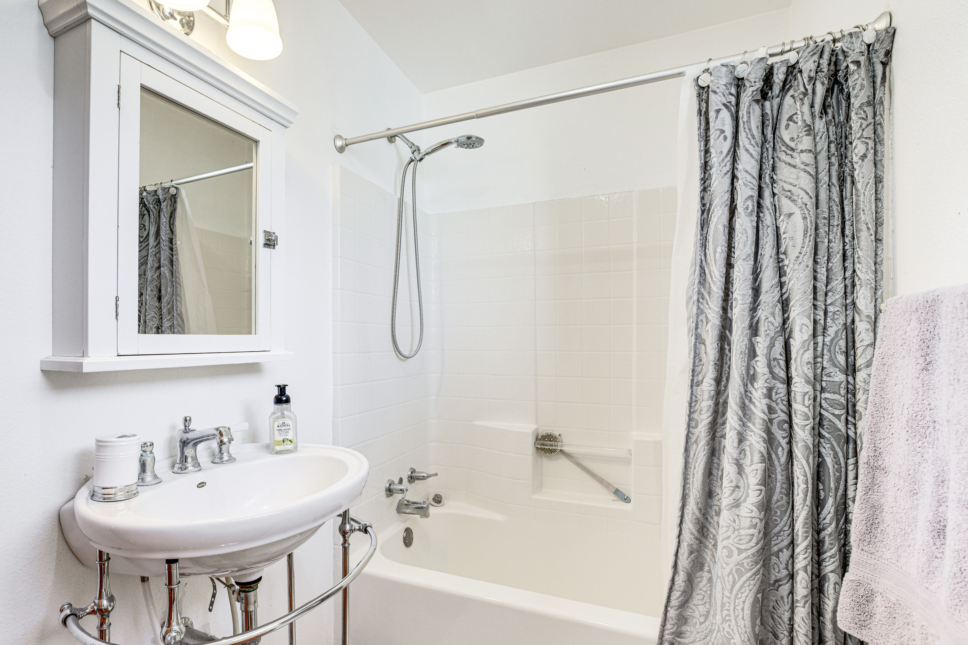 Full Bathroom | Towels & Linens Provided