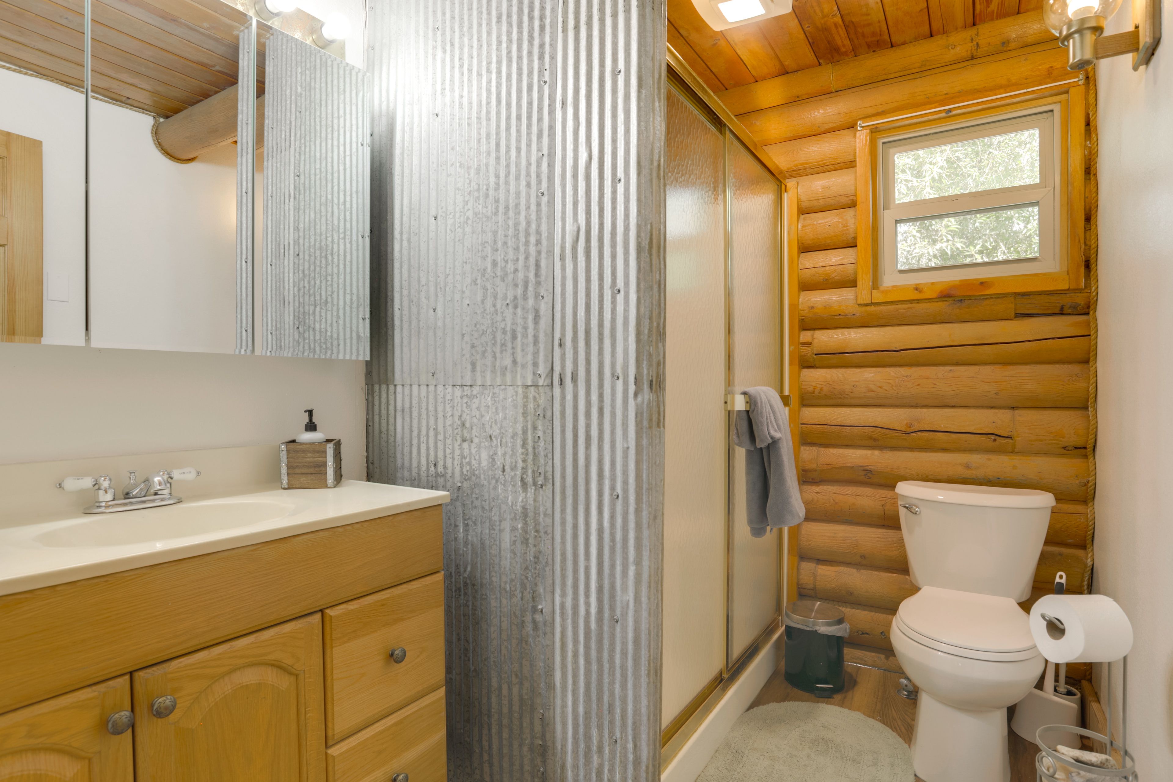 Full Bathroom | 1st Floor | Towels & Linens Provided