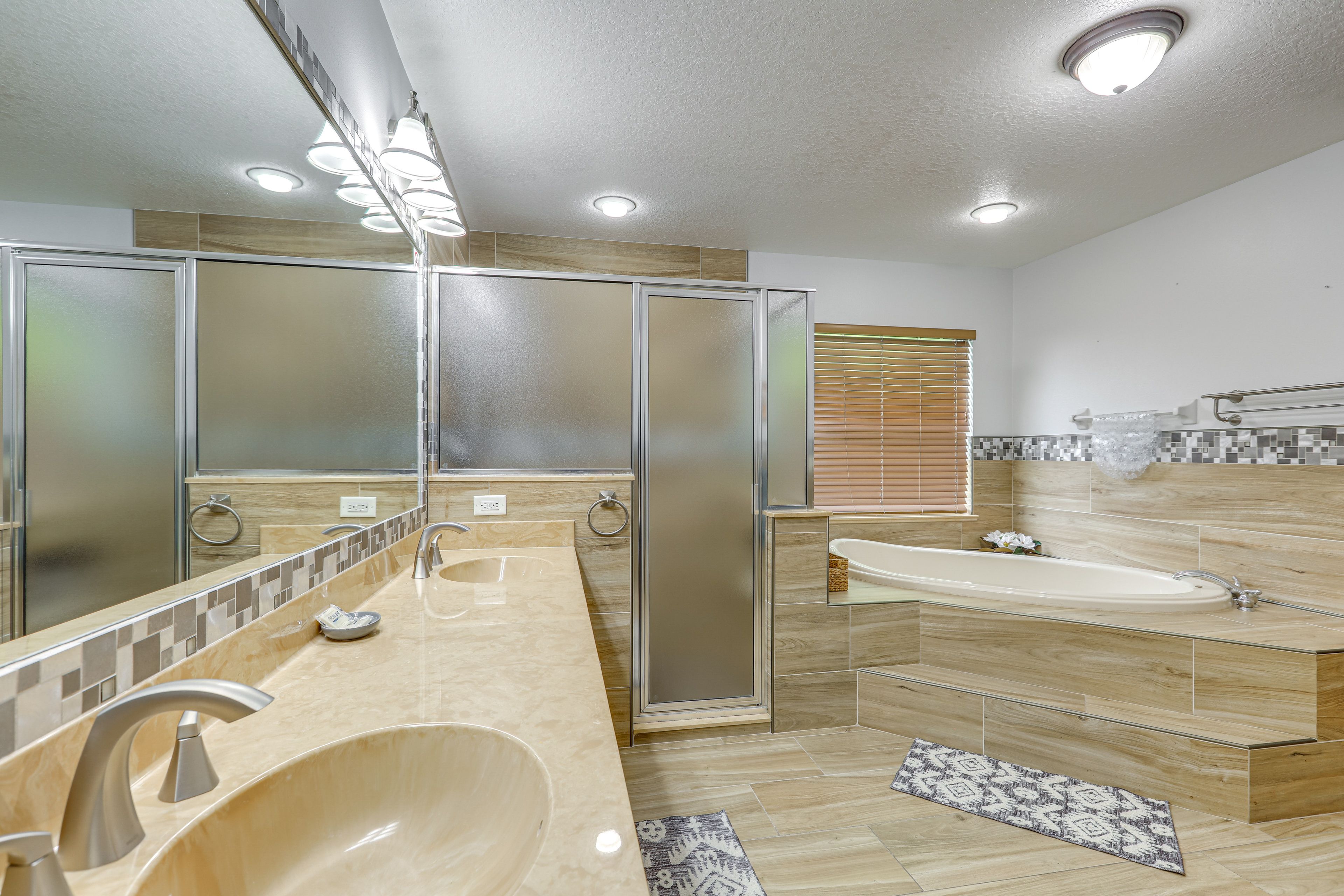 Full Bathroom | Towels Provided