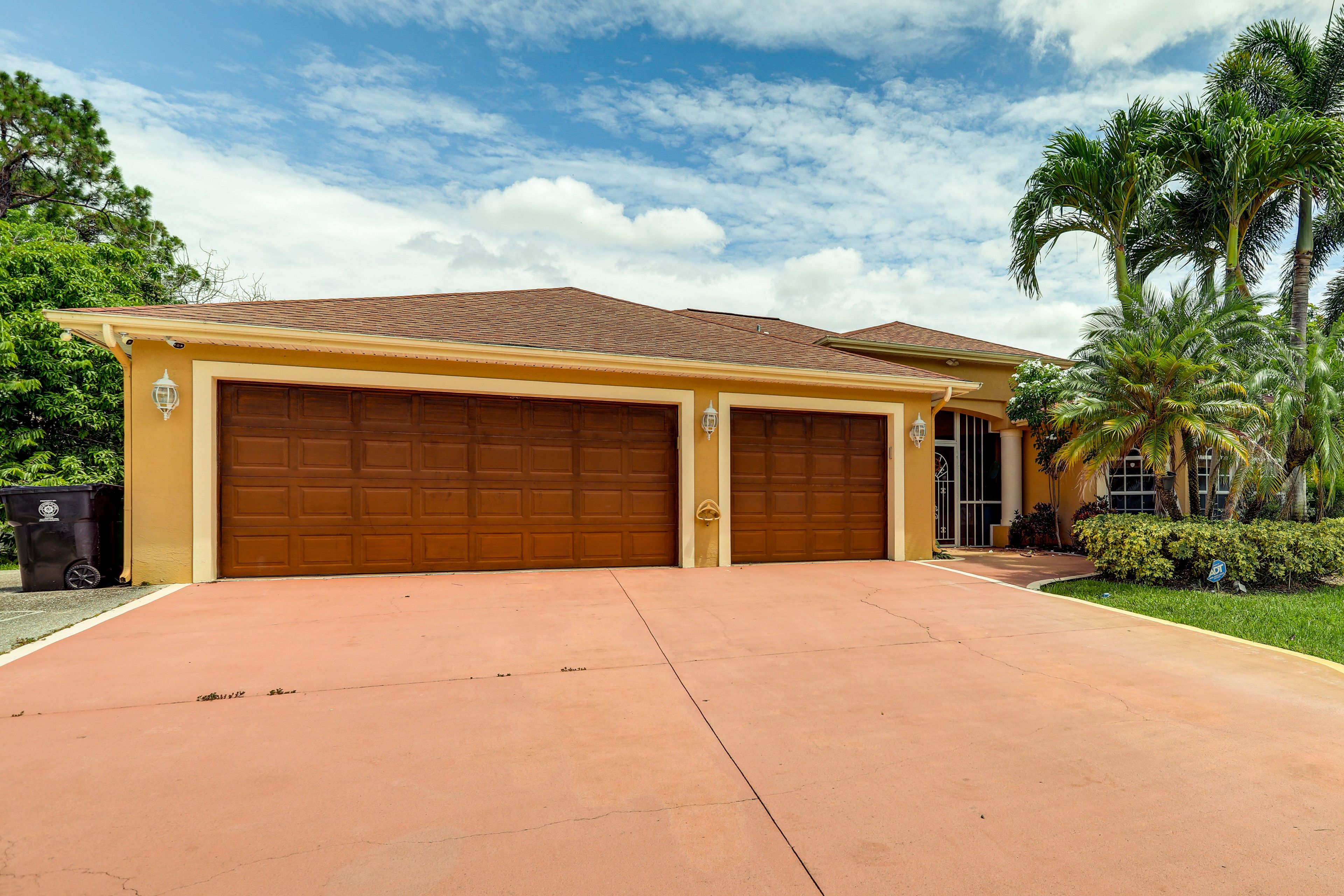 Parking | Garage (4 Vehicles) | Driveway (2 Vehicles)