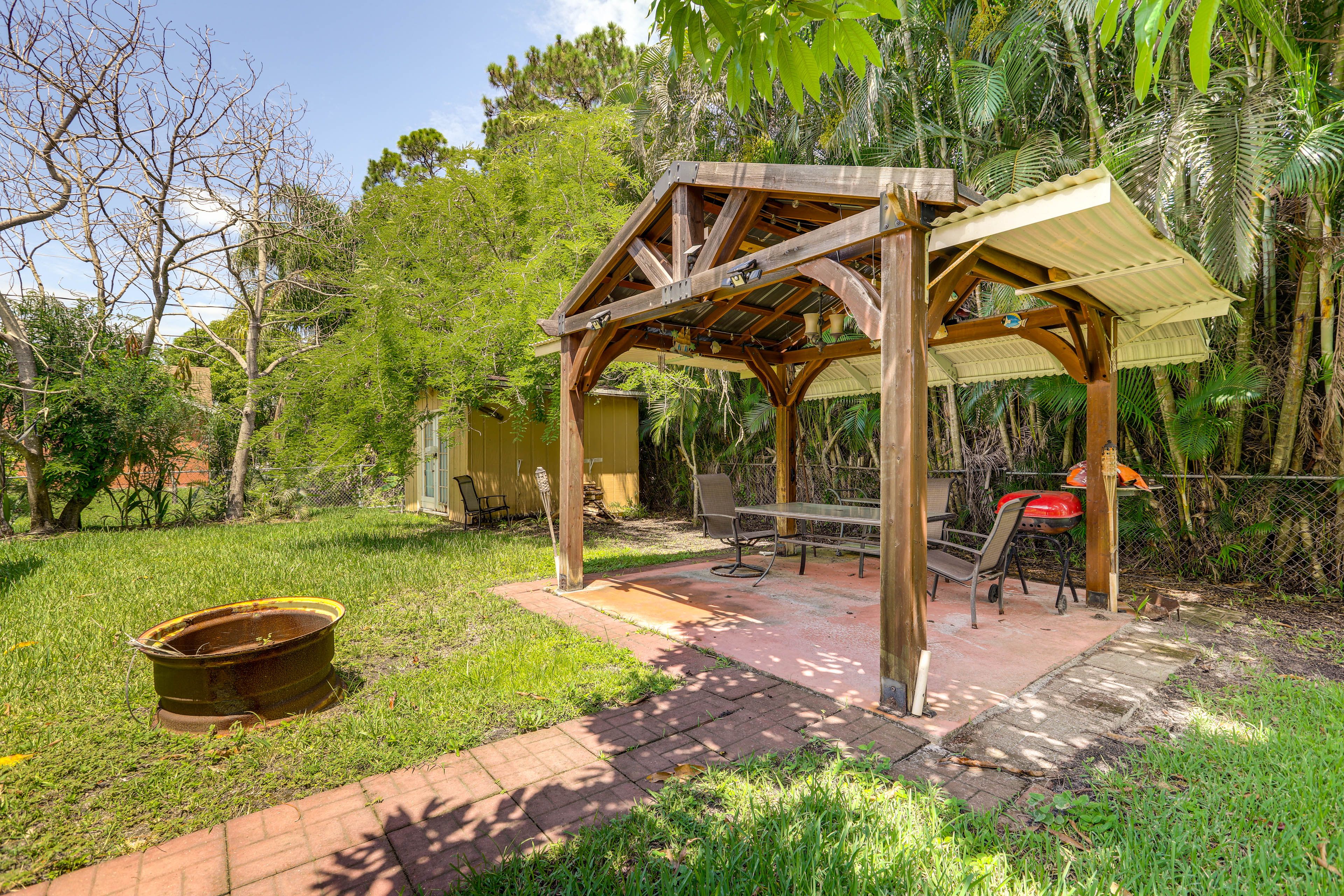 Private Backyard | Charcoal Grill | Dining Table | Wood-Burning Fire Pit