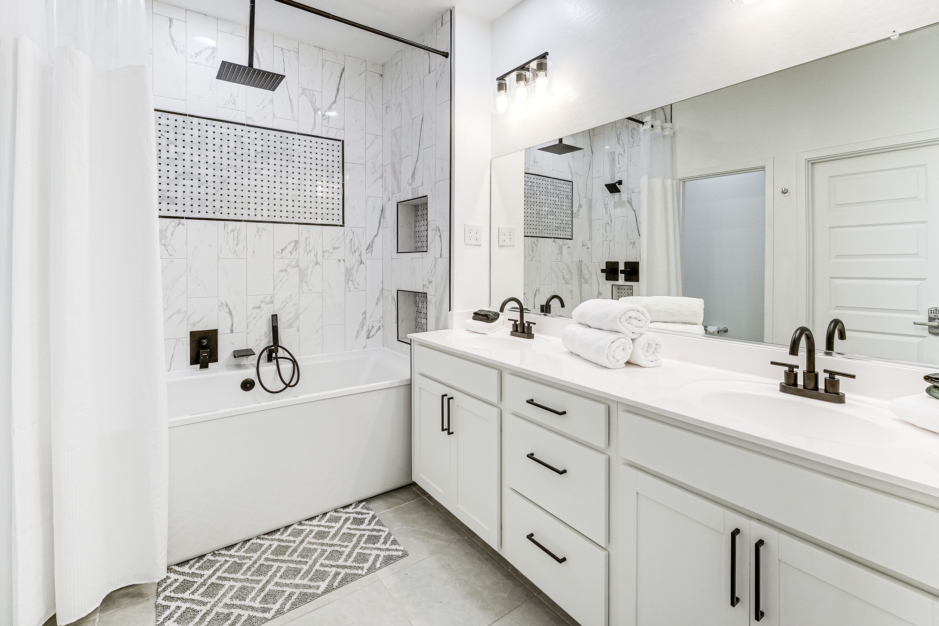 Full Bathroom | Towels Provided