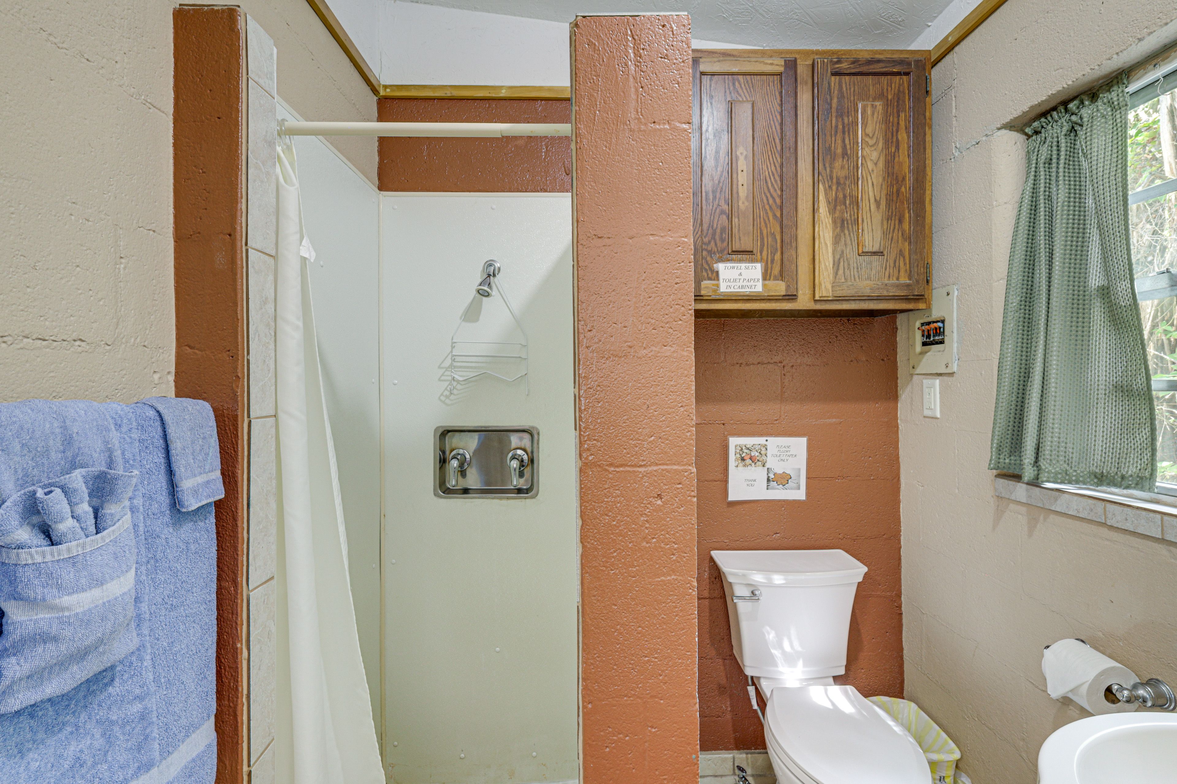 Full Bathroom | Towels Provided