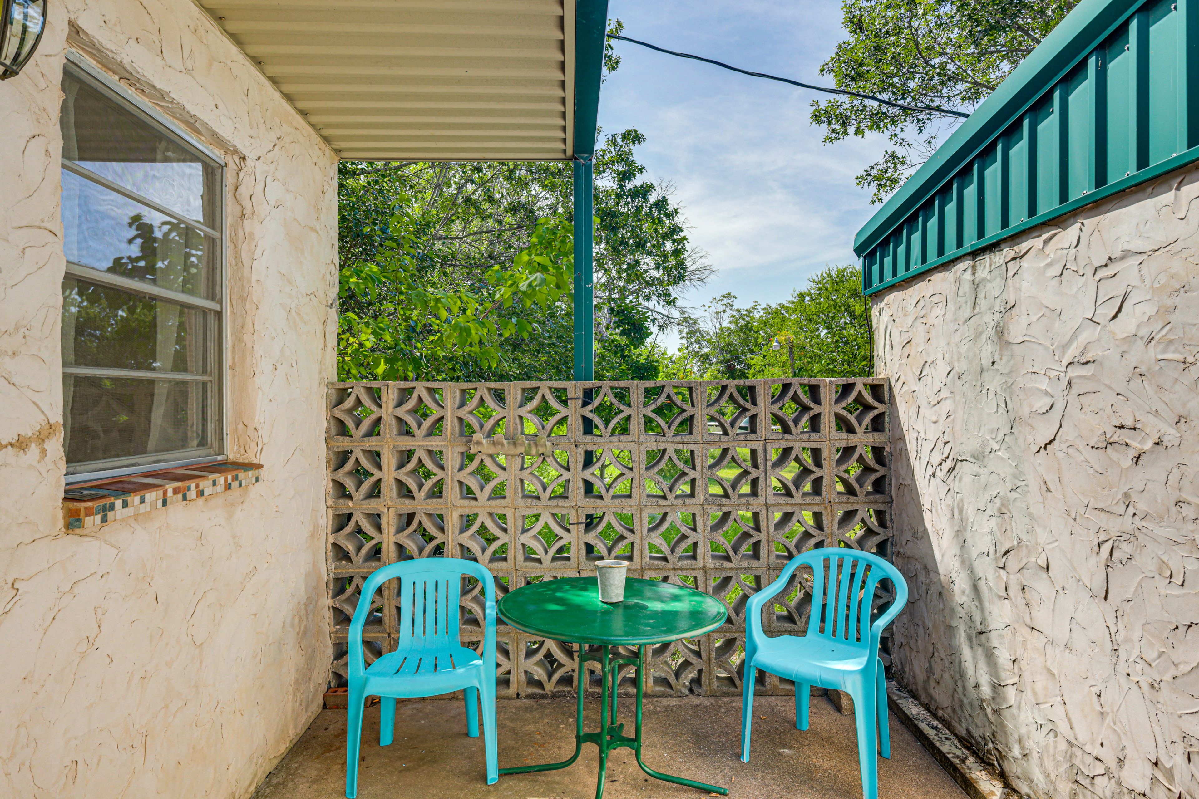 Shared Patio | Dining Area