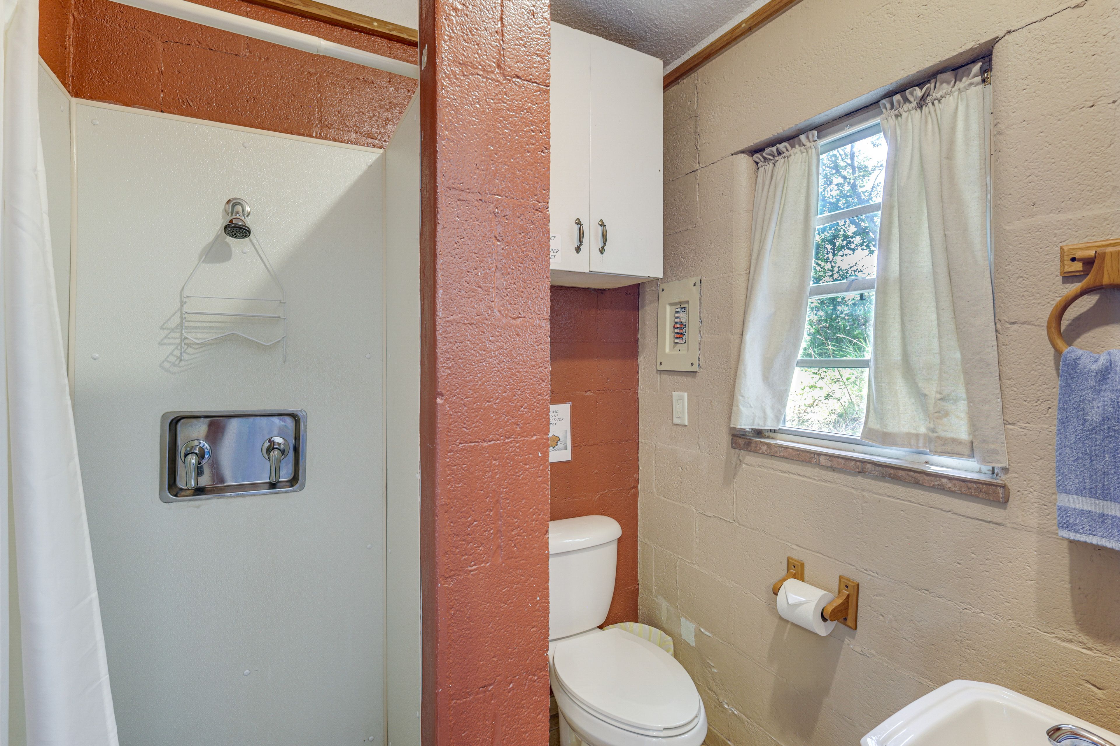 Studio | Full Bathroom | Towels Provided