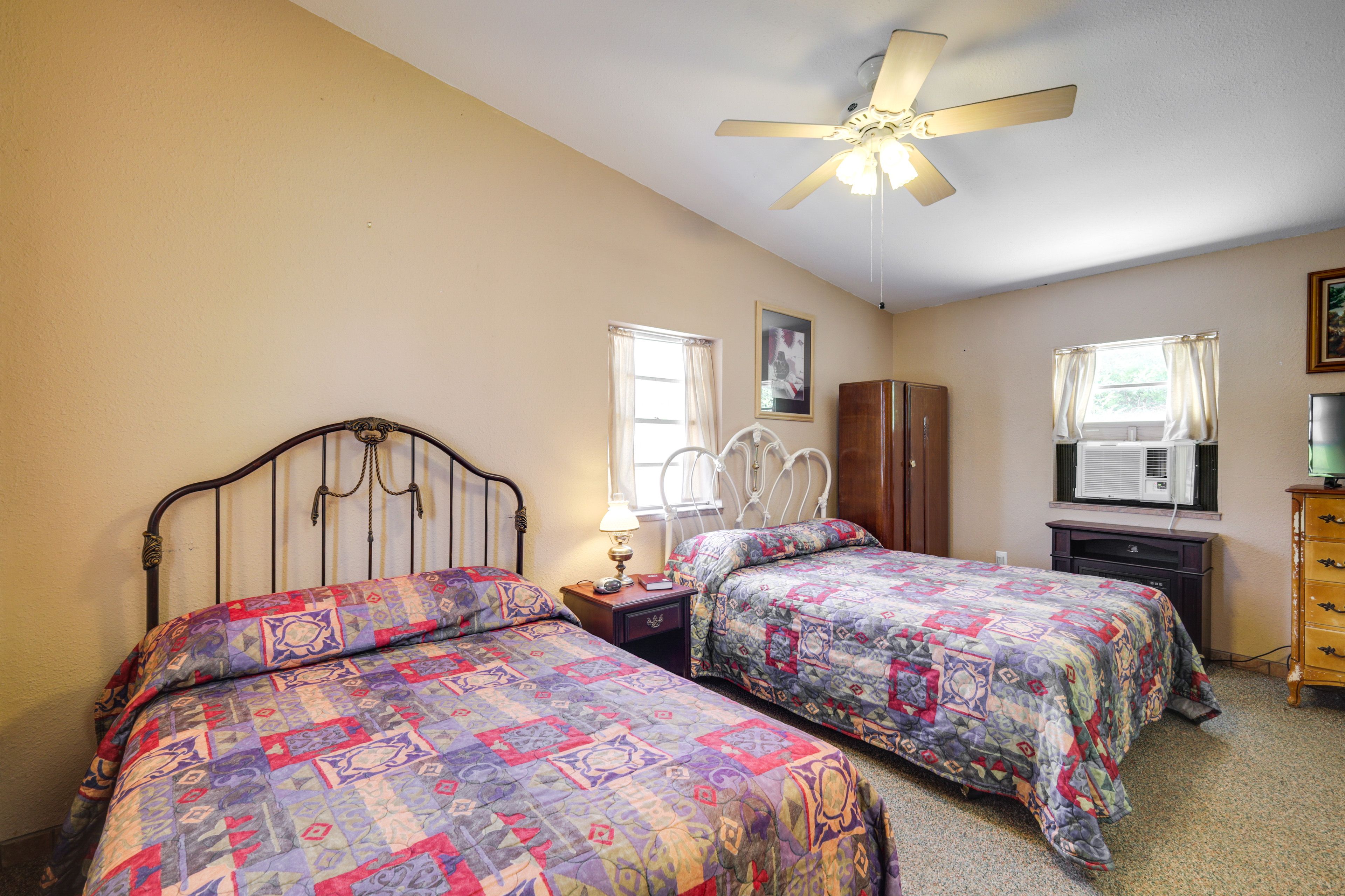 Studio | Queen Bed | Full Bed | Free WiFi