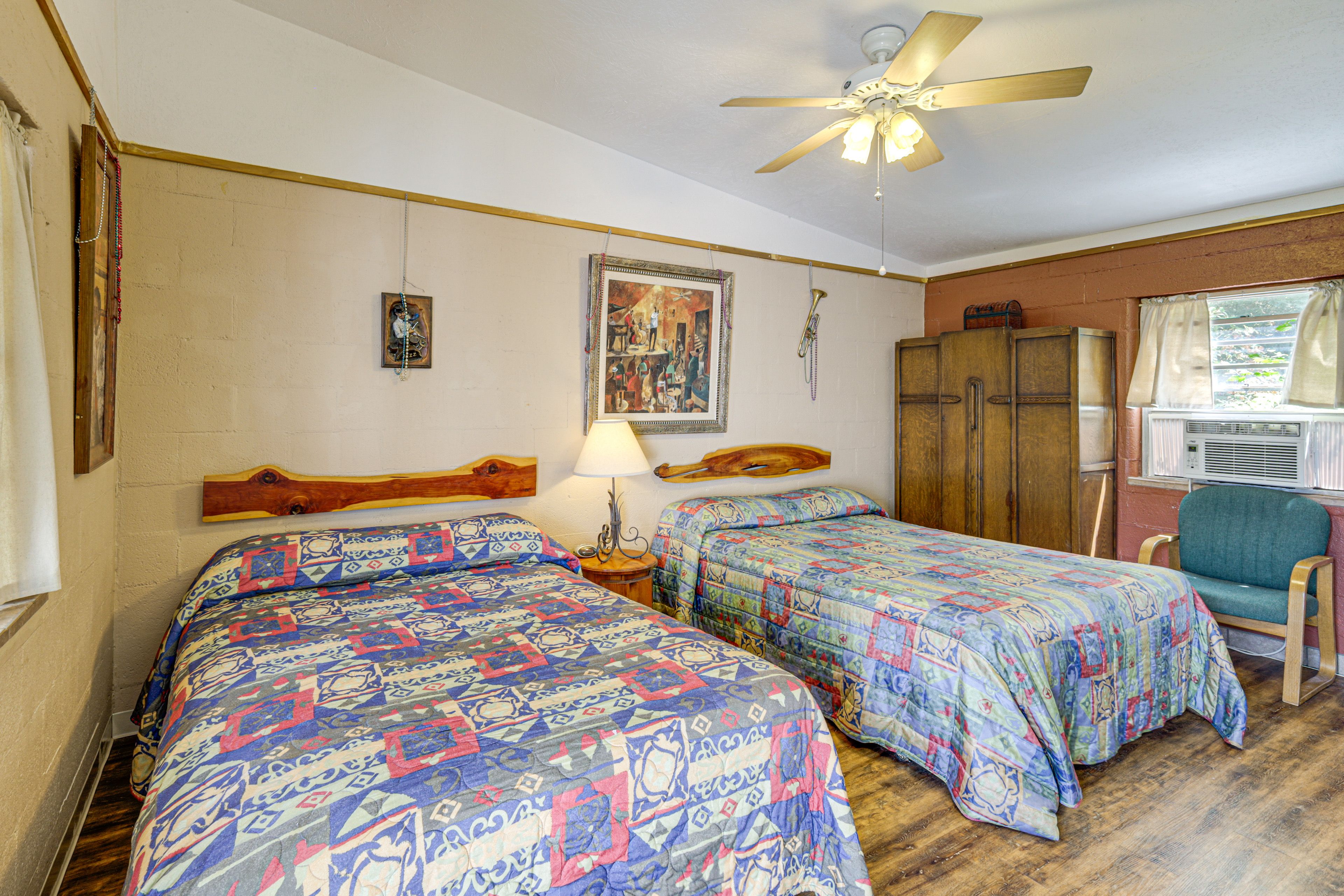 Studio | 2 Queen Beds | Smart TV | Linens Provided