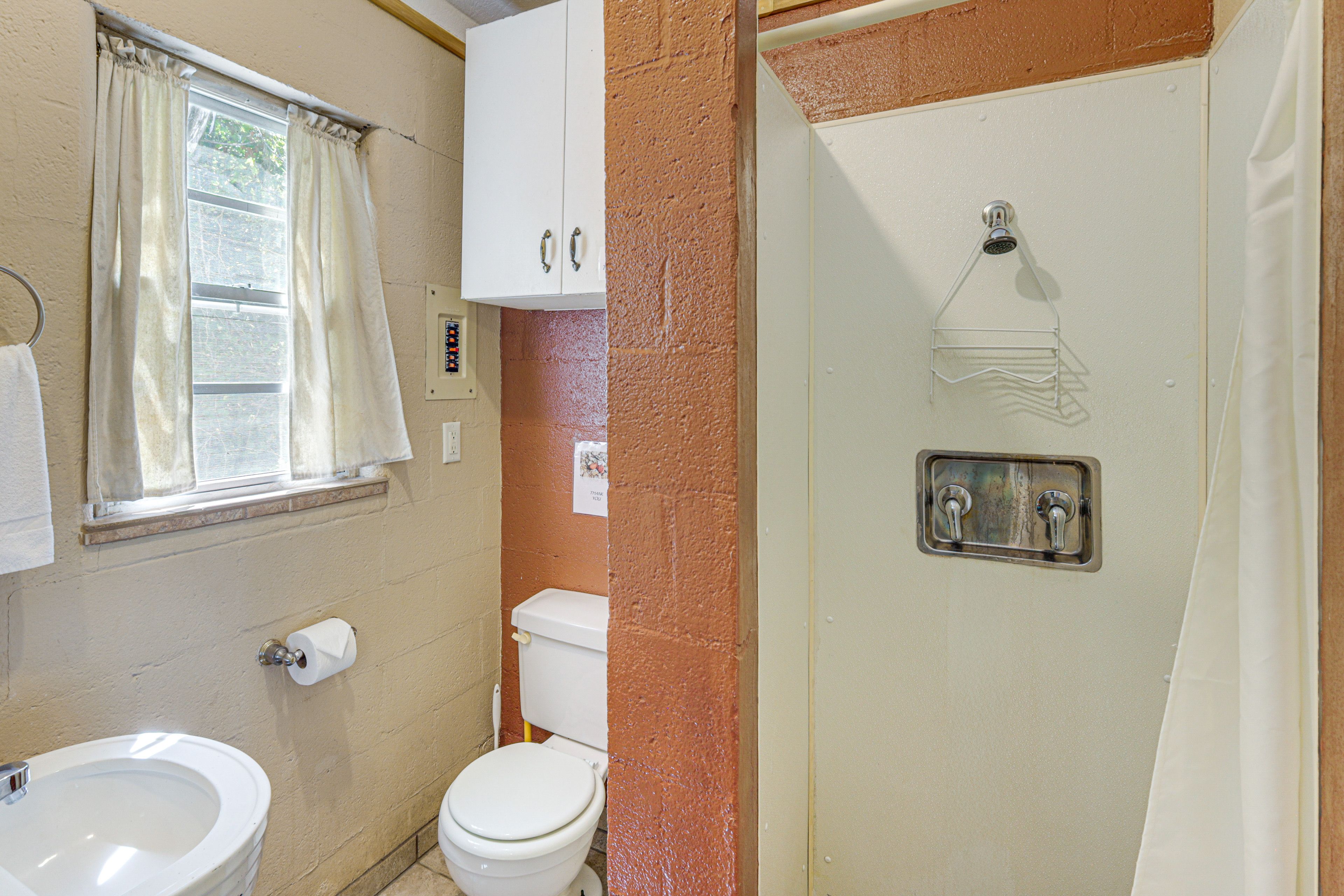 Studio | Full Bathroom | Towels Provided