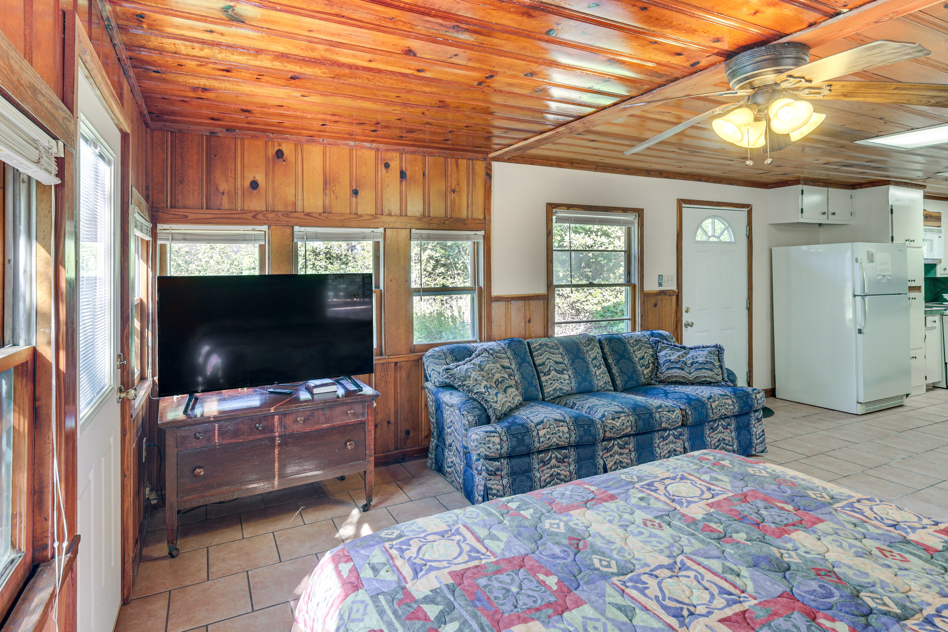 Living Room | Queen Bed