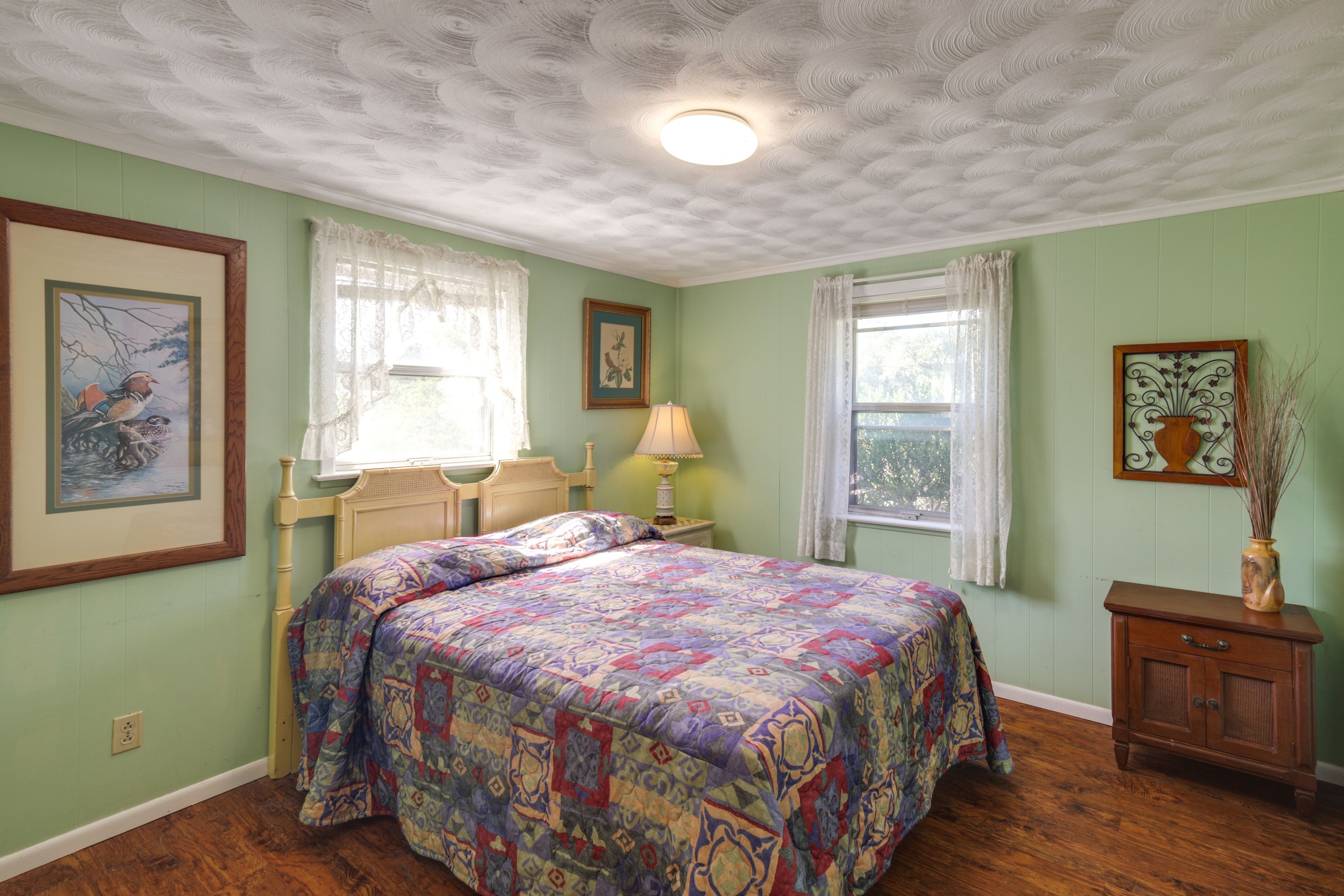 Bedroom 1 | Queen Bed