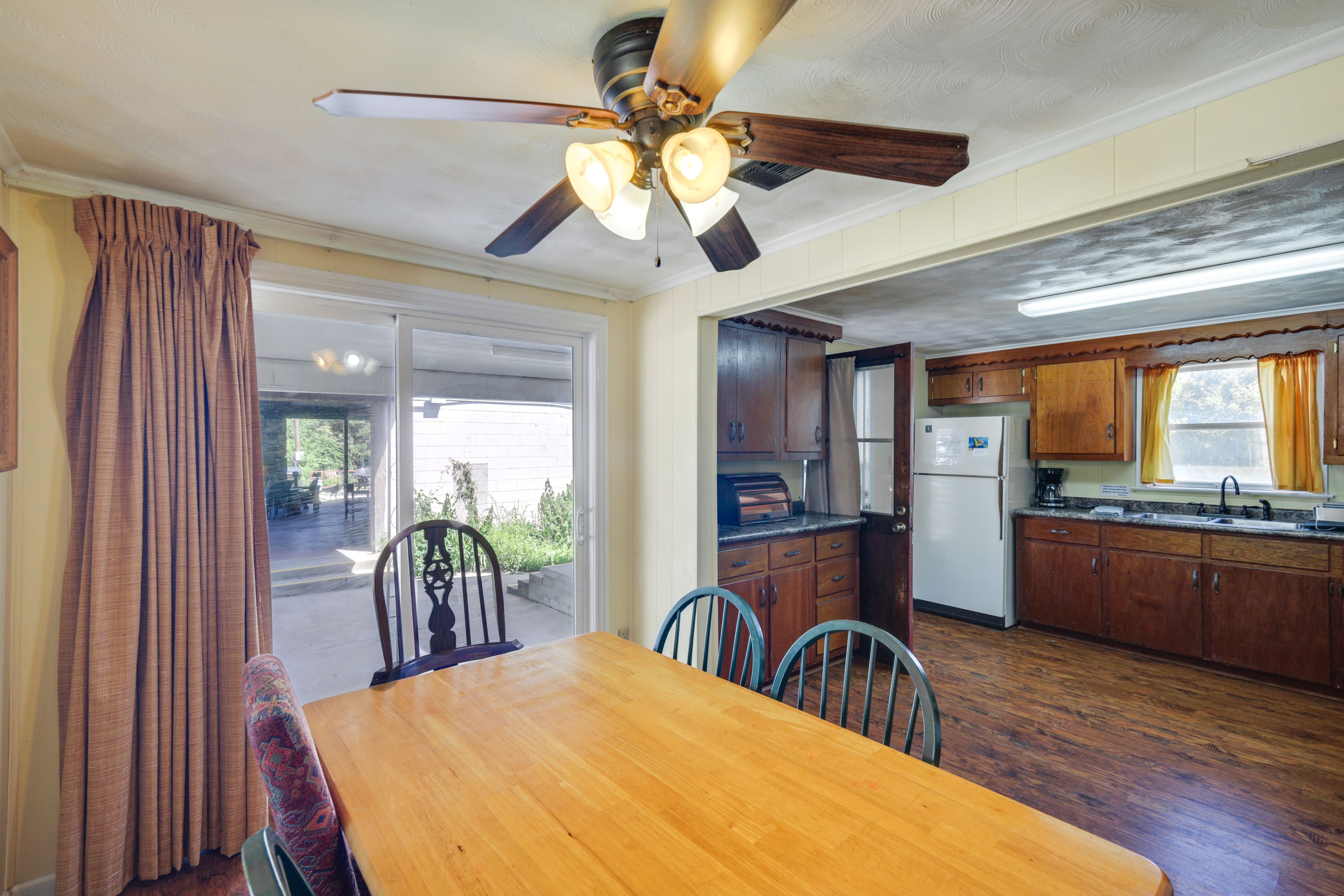 Dining Table | Dishware & Flatware