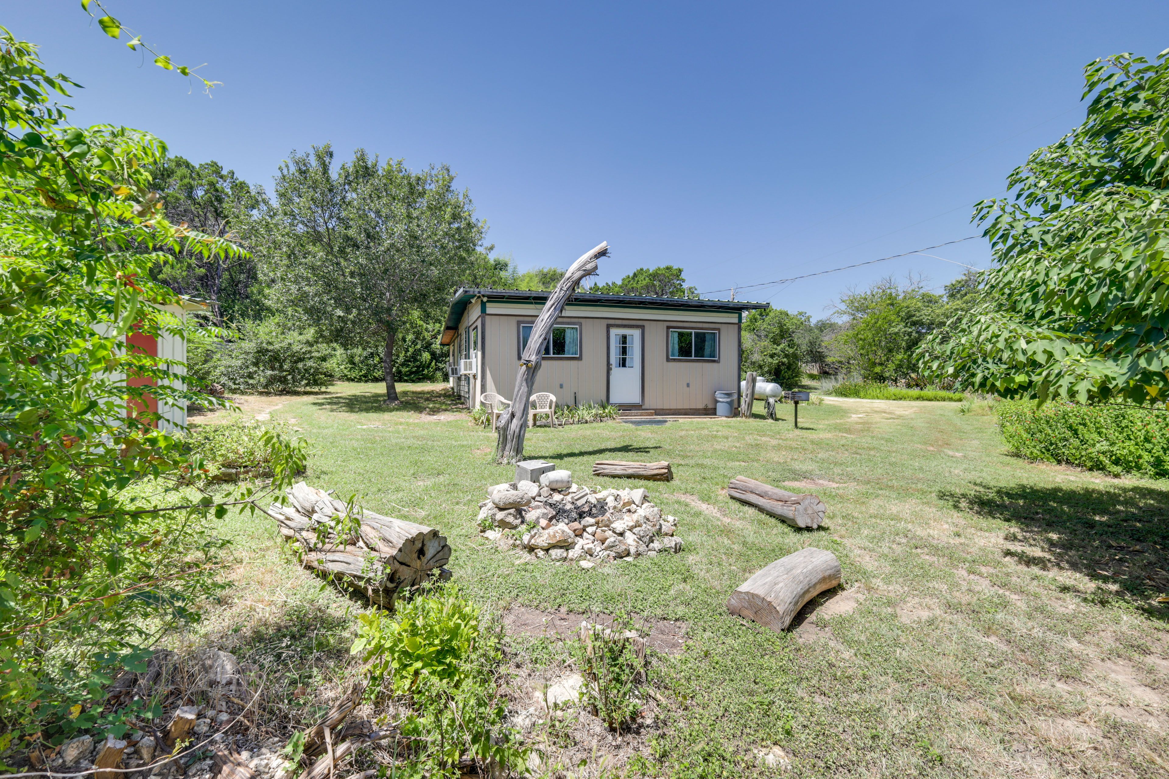 Private Yard | Wood-Burning Fire Pit | Charcoal Grill