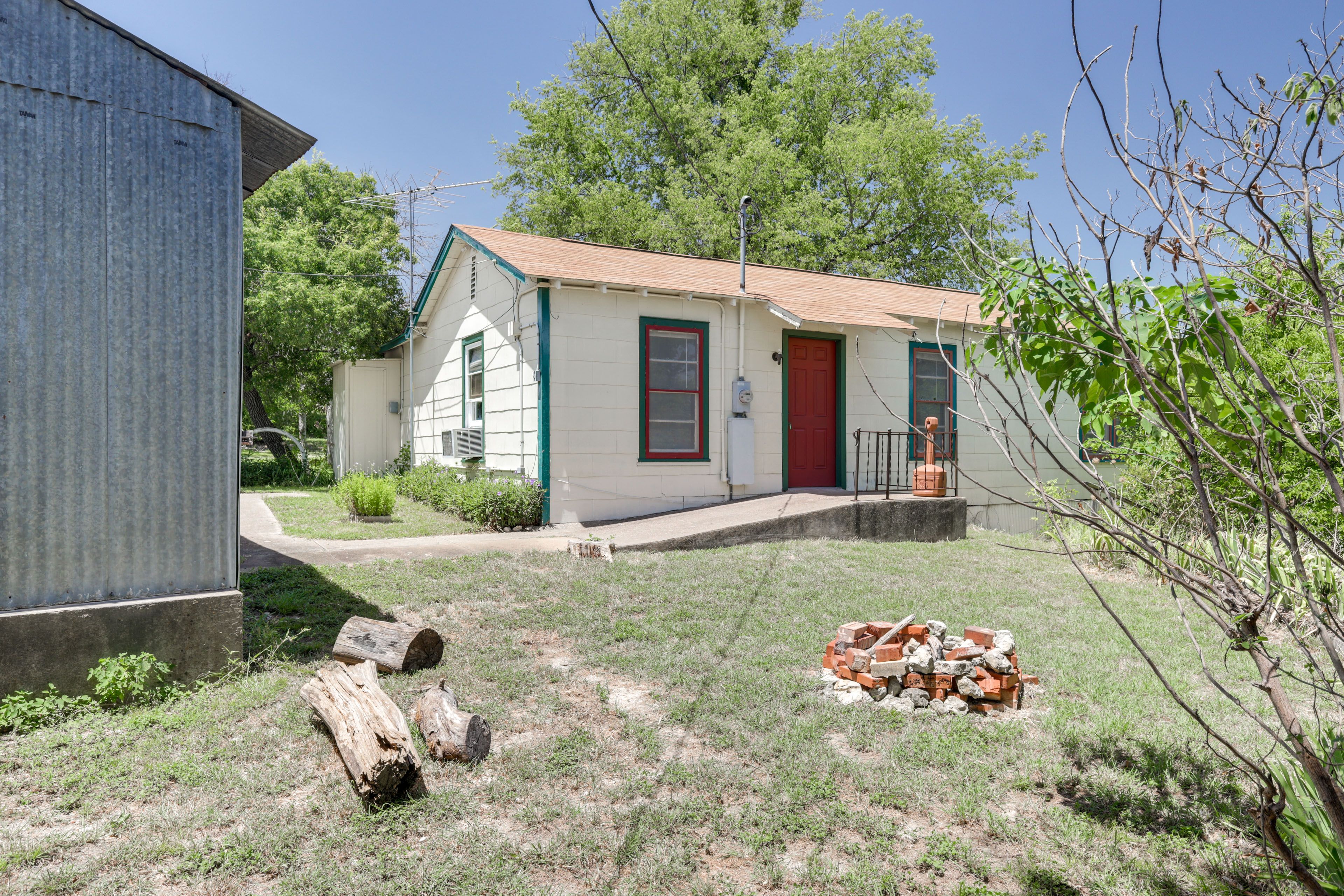 Cottage Exterior | Fire Pit