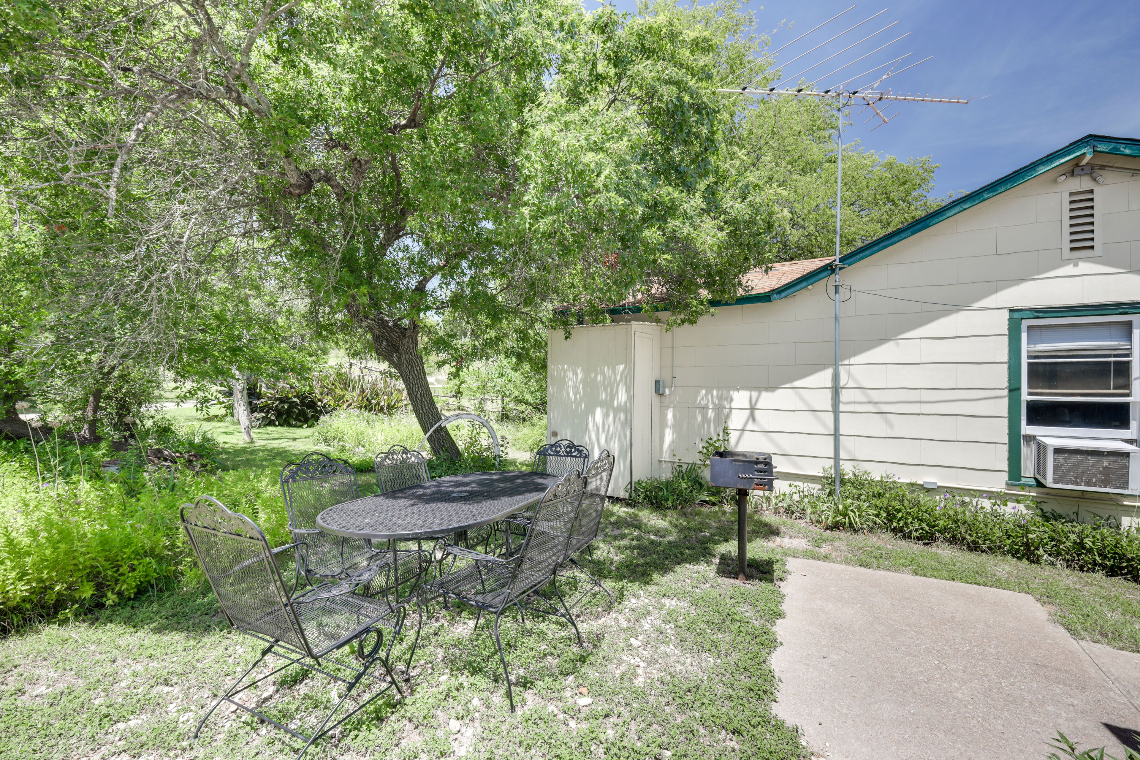 Private Patio | Outdoor Dining | Charcoal Grill