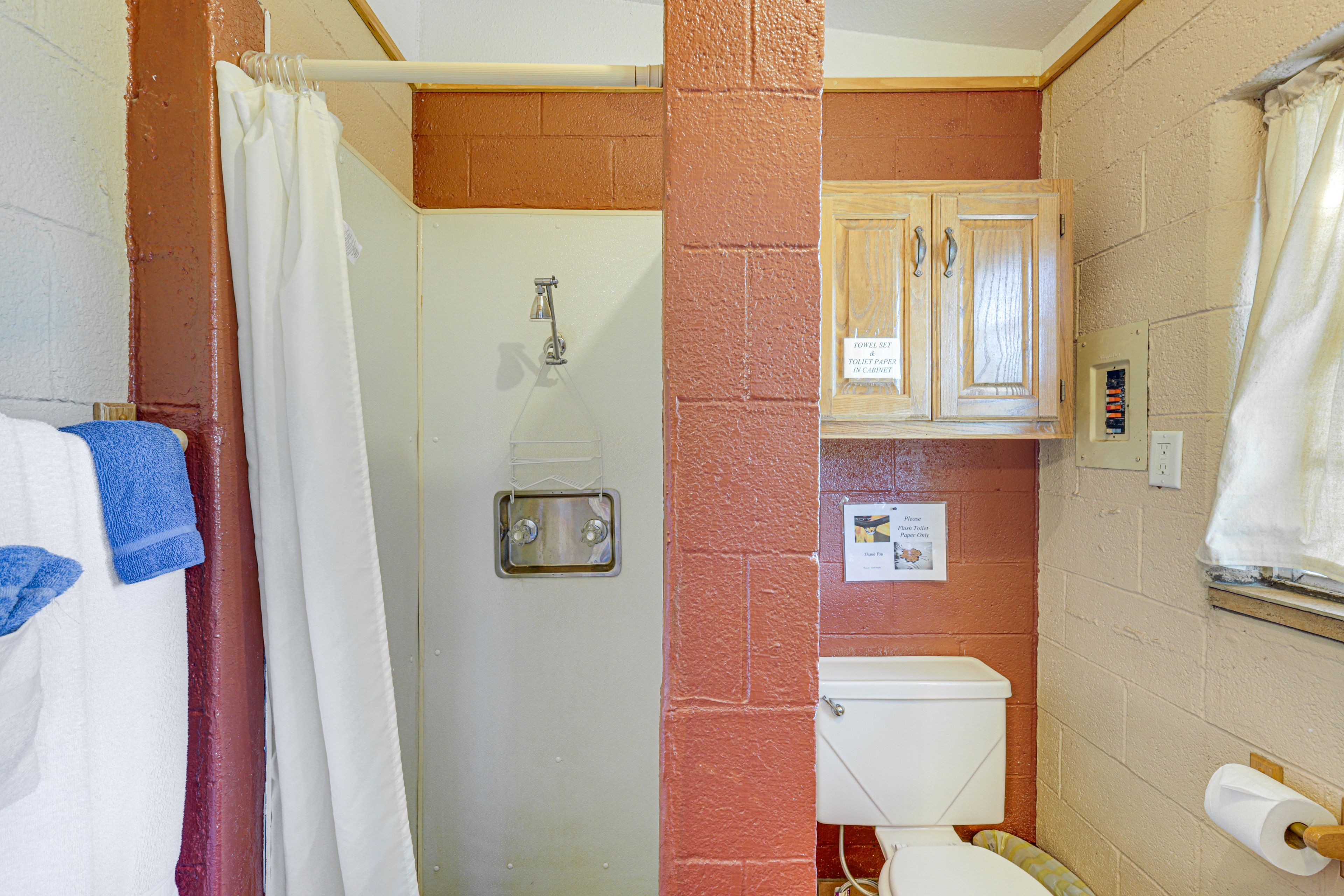 Full Bathroom | Towels Provided