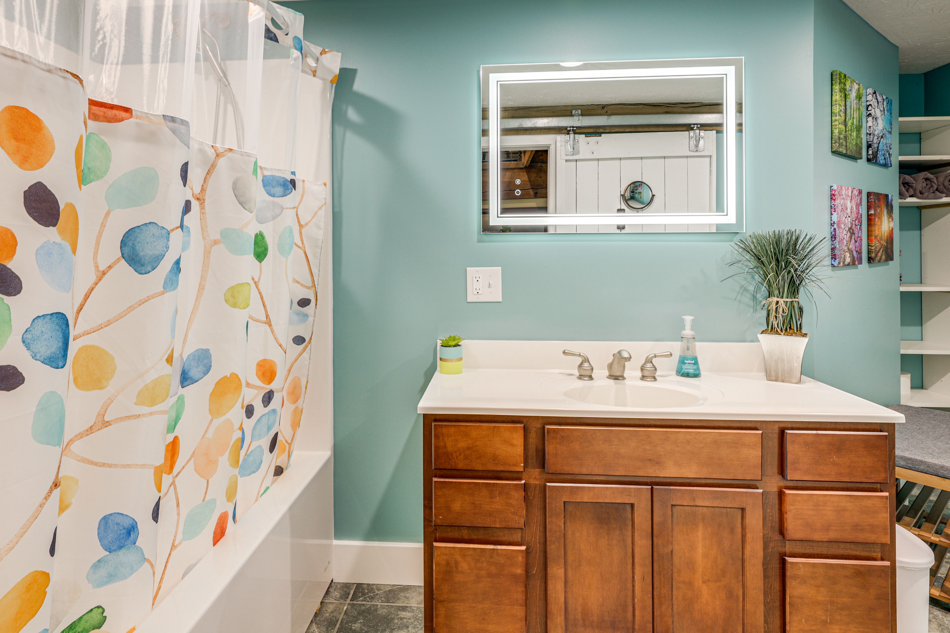 Full Bathroom | 1st Floor | Towels Provided