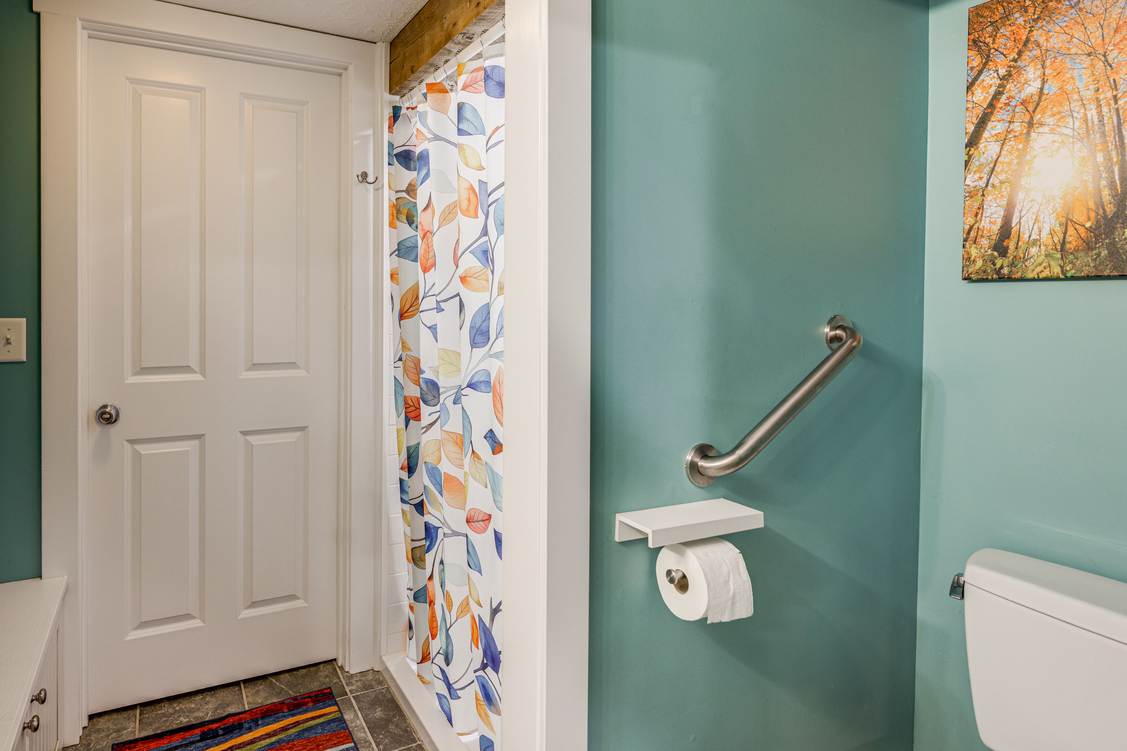 Full Bathroom | 1st Floor | Complimentary Toiletries