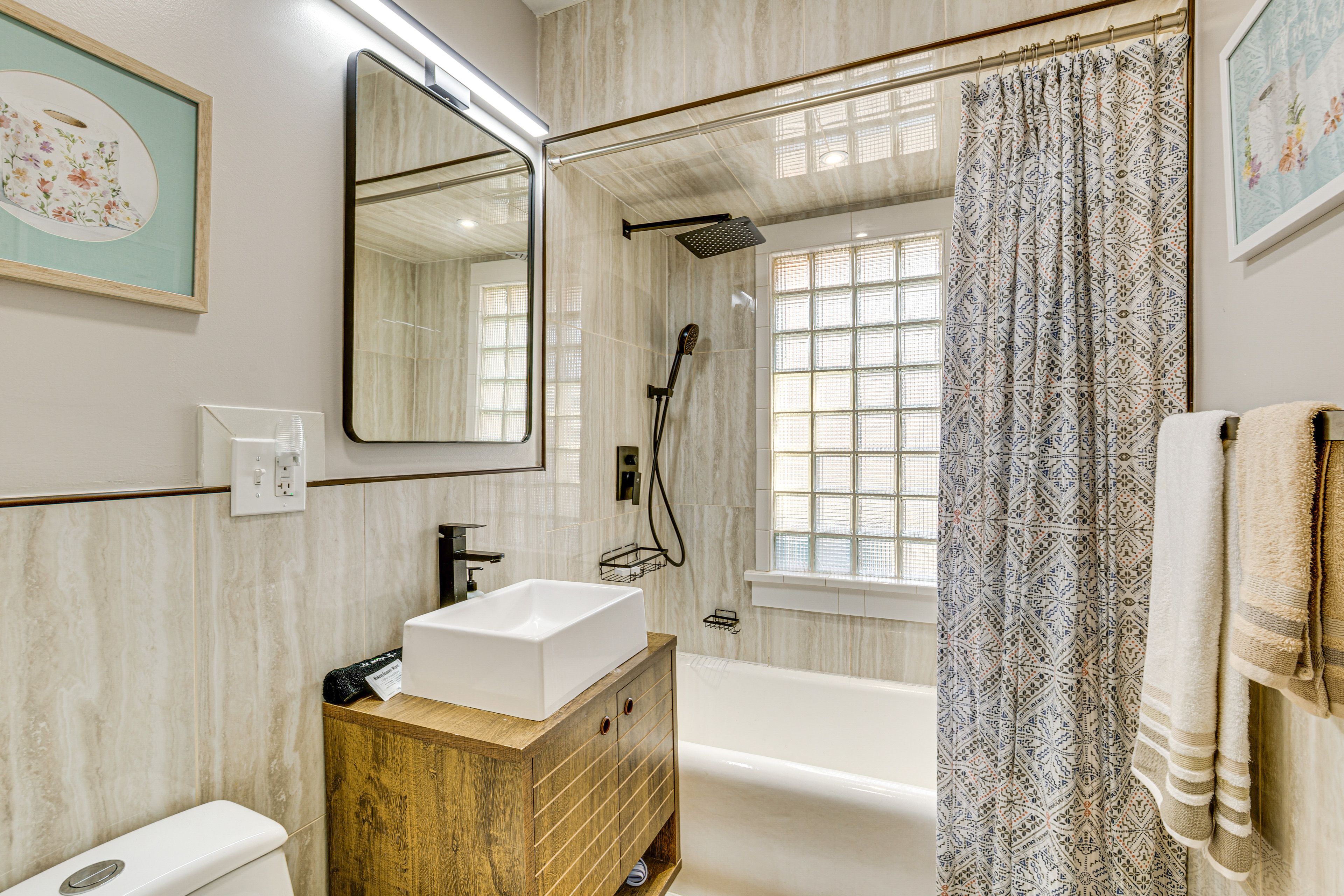 Full Bathroom | Towels Provided
